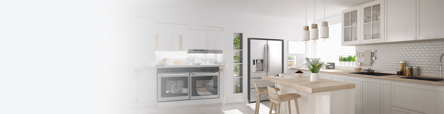 Moderne lichtdurchflutete weiße Küche mit Tresen, Pflanzen und Gewürzen.