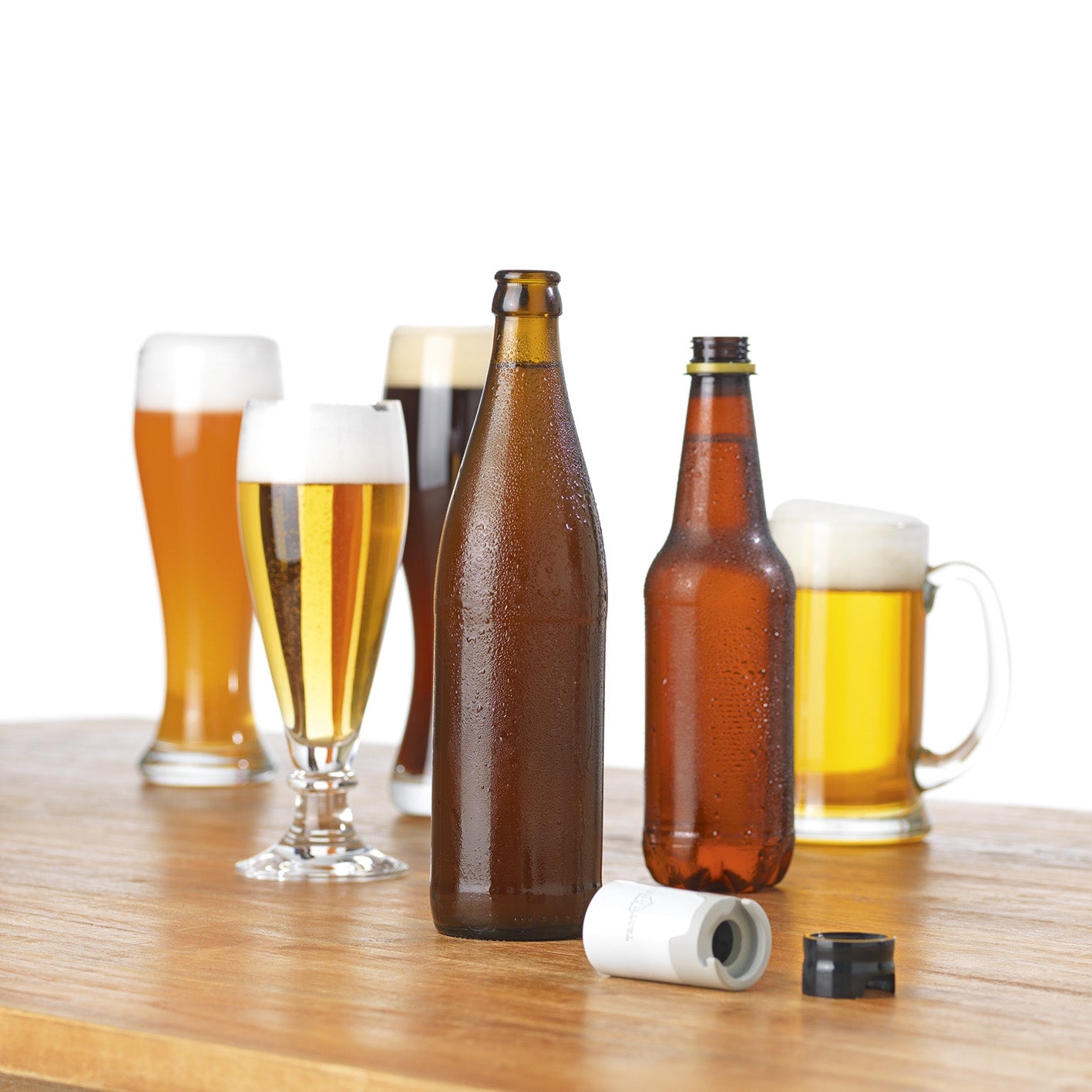 Bier-Aufbereiter neben zwei Flaschen und fünf verschiedenen Biersorten in Gläsern, Galerieposition 11 quadratisch 1417x1417px