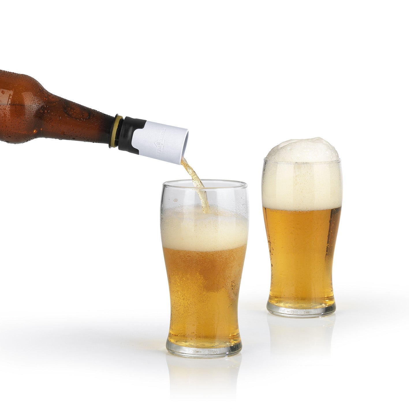 Bier-Aufbereiter in Gebrauch beim Einschenken von Bier aus Flasche in Glas, Galeriebild 13 quadratisch 1417x1417px