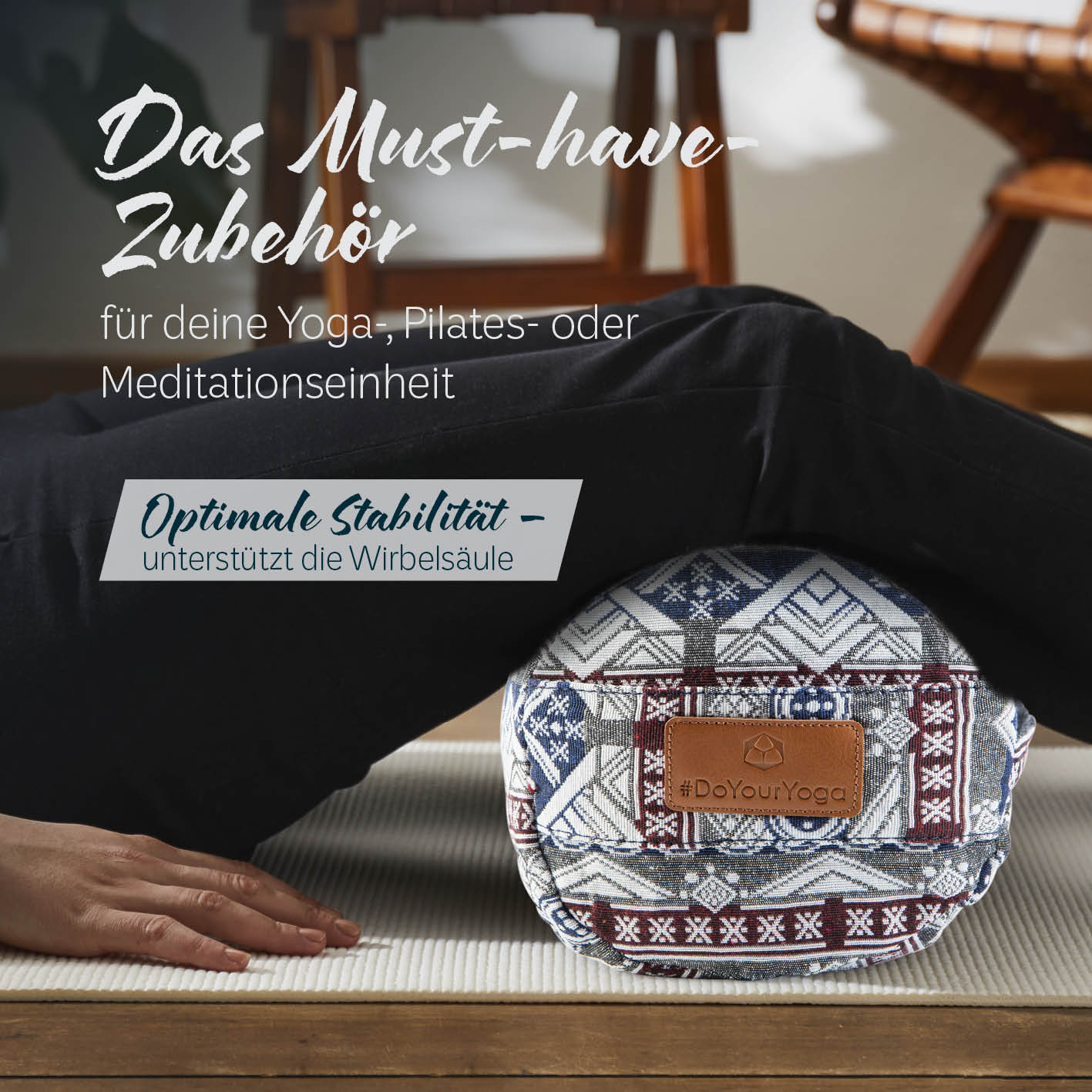 Yoga-Bolster Tarik - gefüllt mit Bio-Dinkelspelz, 68x22x22 cm, bietet Stabilität und stilvolles Design für Meditation und Yoga.