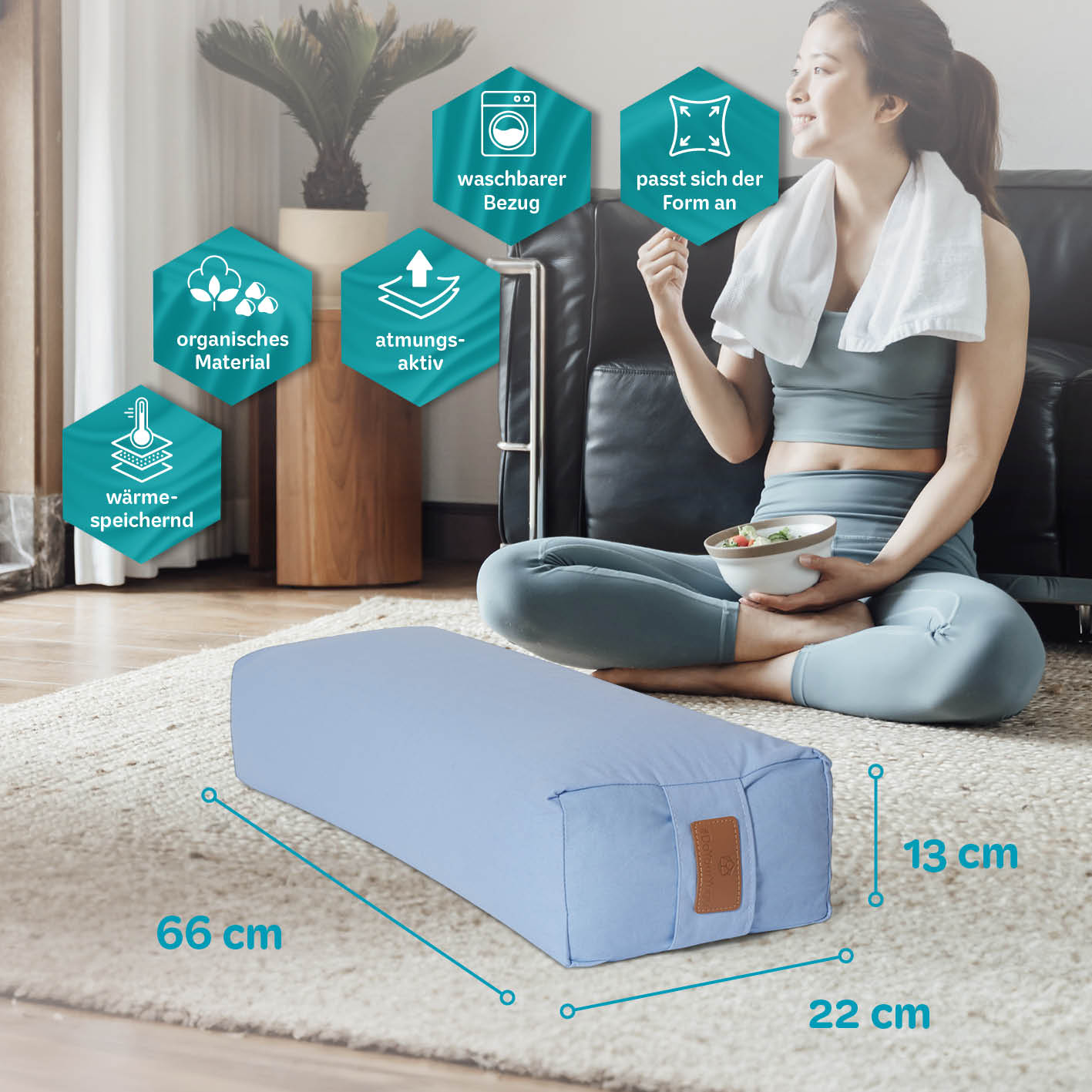 Yoga-Bolster Paravati, hellblau, gefüllt mit Bio-Buchweizenschalen, 67 x 22 x 13 cm, atmungsaktiv und waschbarer Bezug.