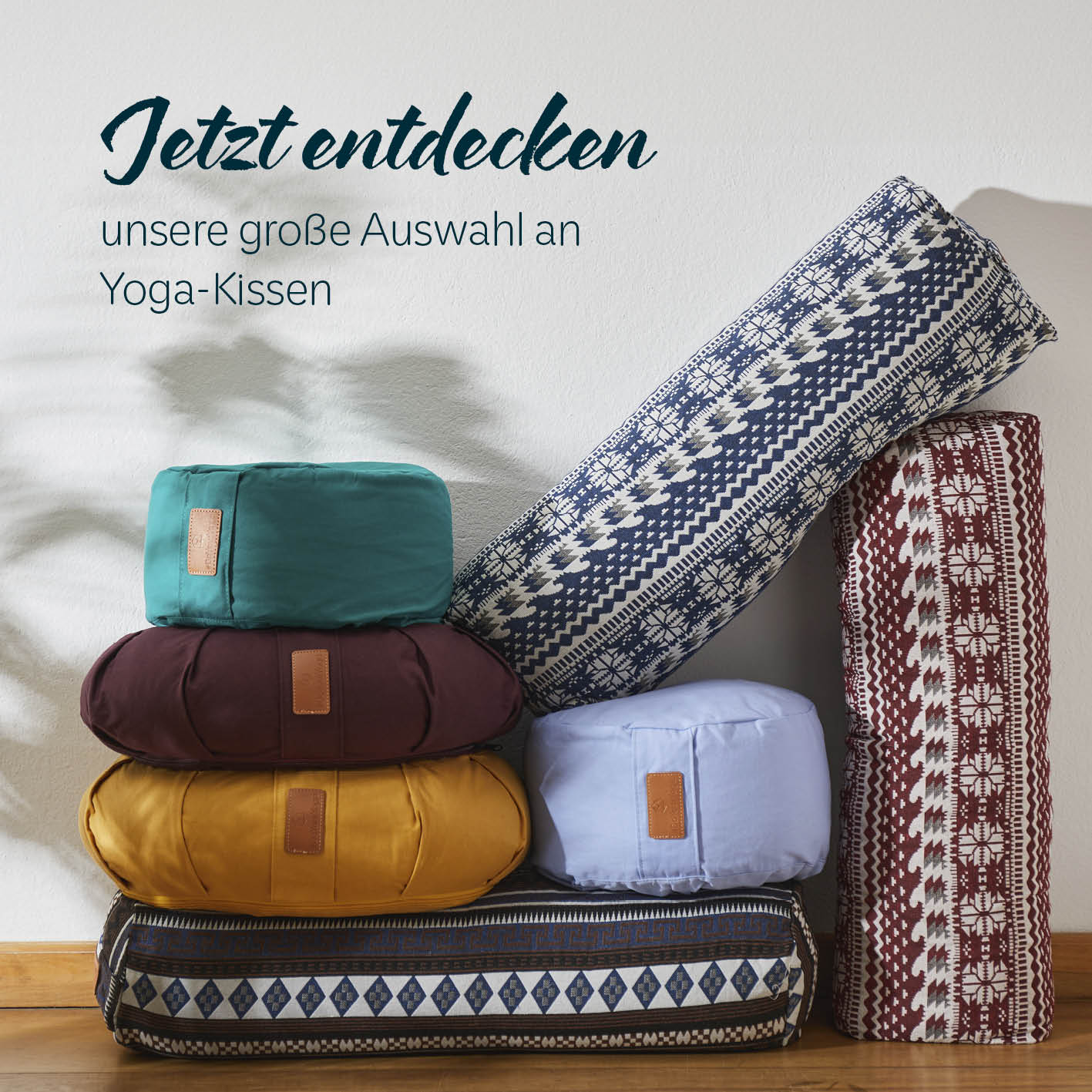 Yoga-Bolster Paravati Style 9 Rot-Weiß mit Bio-Buchweizenschalen, vielseitig, pflegeleicht und ideal für restorative Yoga-Übungen.