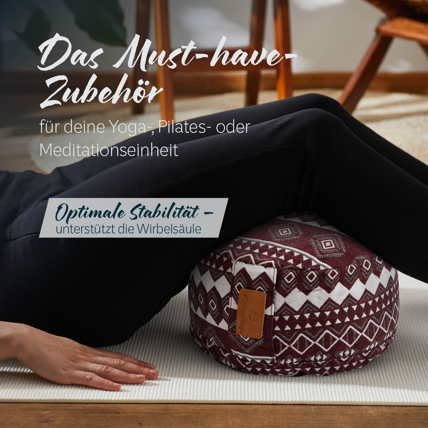 Yoga-Kissen Vishnu - gefüllt mit Bio-Buchweizenschalen, rund 30x30x15 cm, Rot-Weiß, ideal für Yoga, Pilates und Meditation.