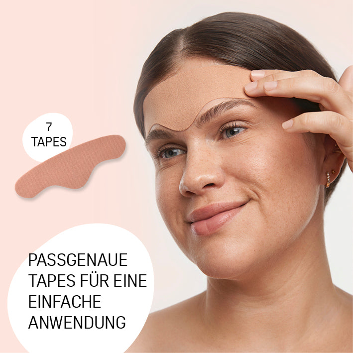 Hyaluron-Skintape "Forehead Tape" zeigt woman applying passgenaues Tape zur Glättung von Stirnfalten und feinen Linien.