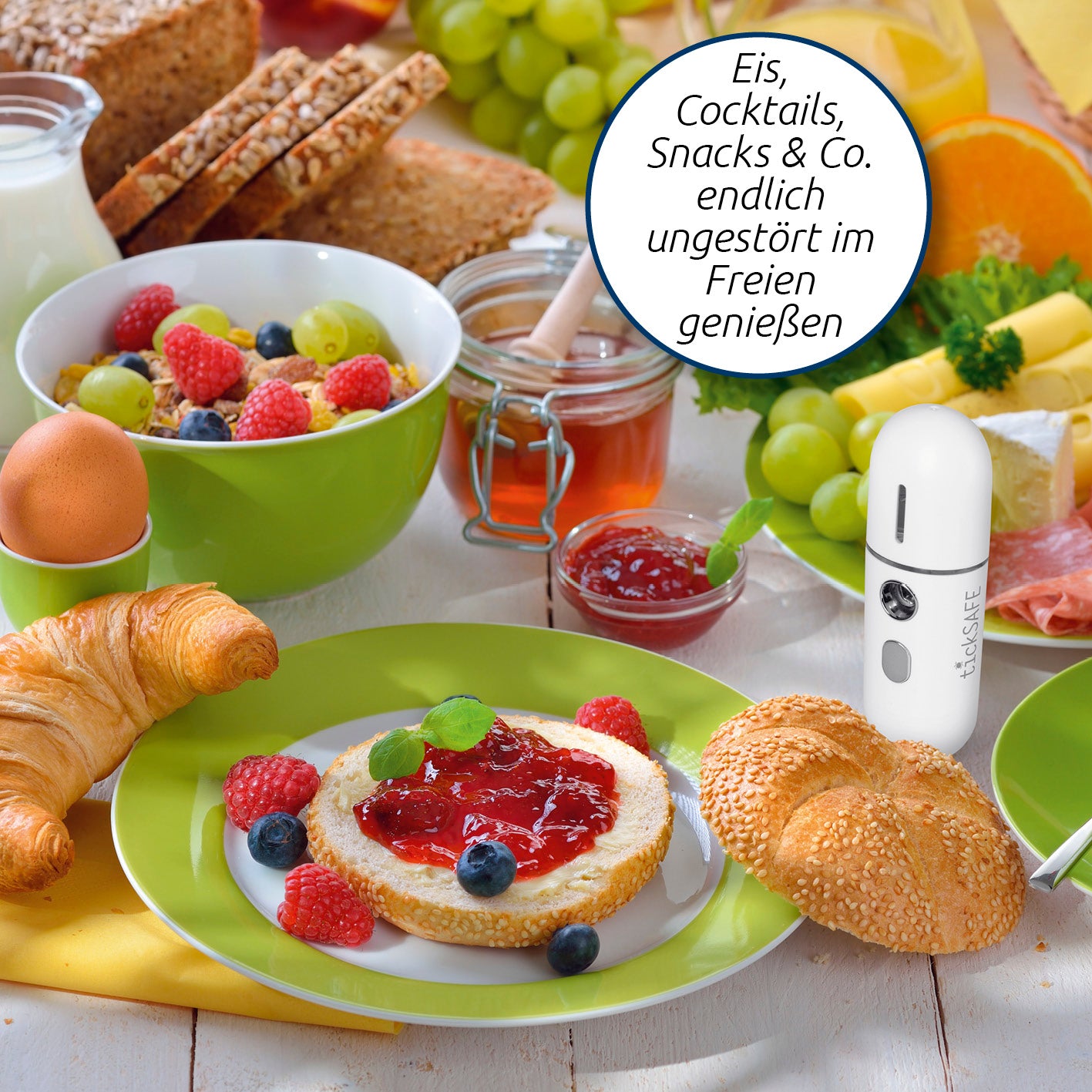 Wespenabwehr-Sprüher neben Frühstücksteller mit Brötchen, Marmelade und Obst, ideal für ungestörten Genuss im Freien.