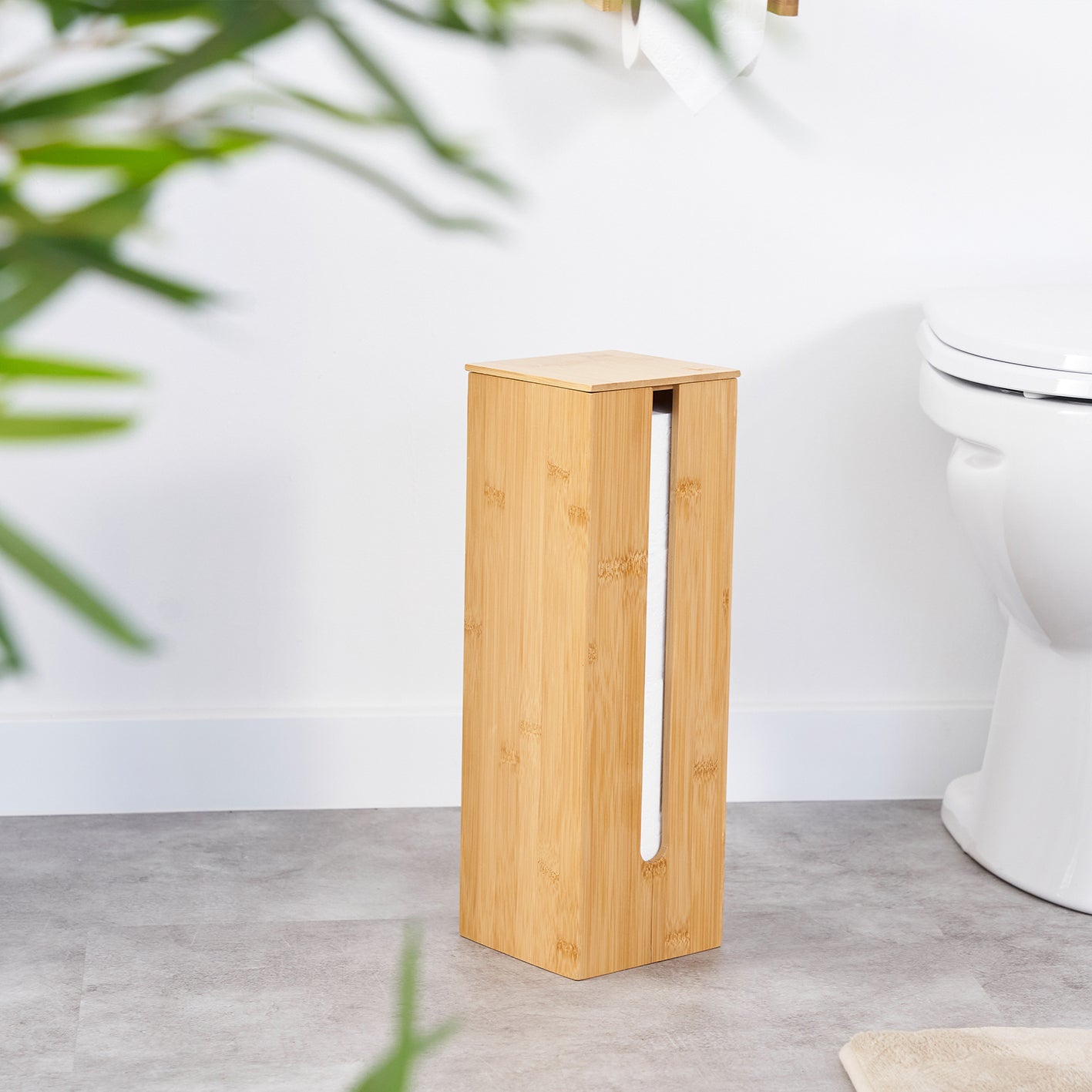 Toilettenpapier-Aufbewahrung "Maria" - Bambus stehend im Bad neben Toilette mit beleuchtetem Fenster für Ersatzrollen.