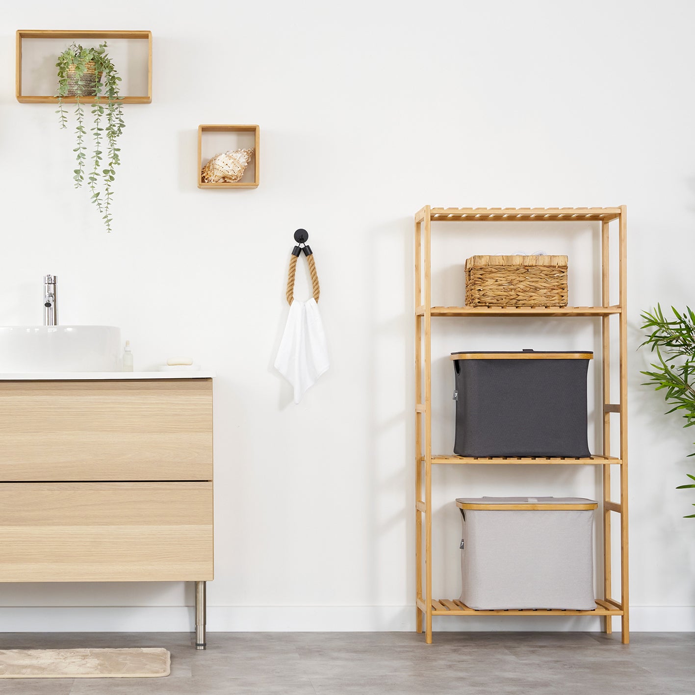 Toilettenpapierhalter ohne Bohren - Mattschwarz mit natürlicher Jute, stilvoll im modernen Bad an der weißen Wand montiert.