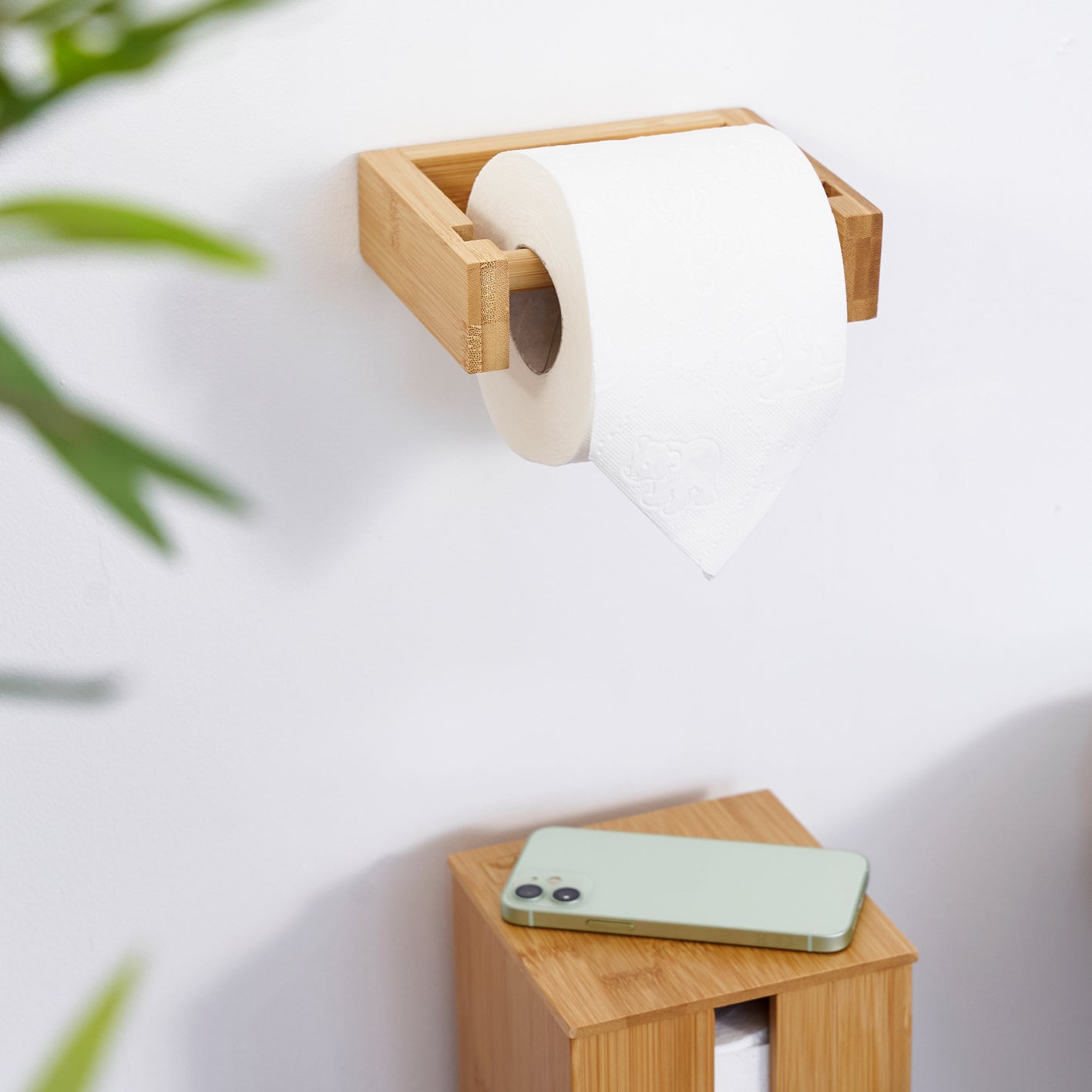 Toilettenpapierhalter Bambus mit elegantem Design zur Wandmontage ohne Bohren für modernes und nachhaltiges Badezimmerzubehör.