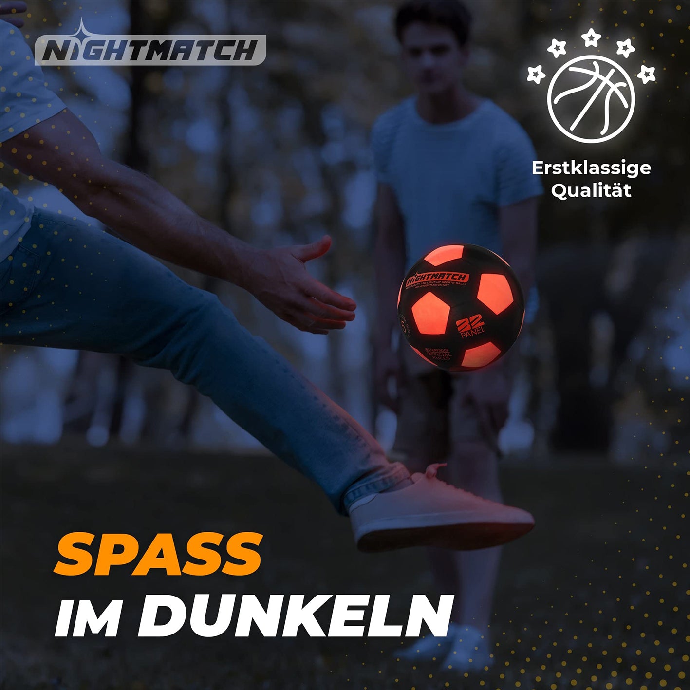Leuchtfußball - Komplettset - Schwarz-Orange im Einsatz bei Dämmerung, ideal für Spiele im Dunkeln mit leuchtender Wirkung.