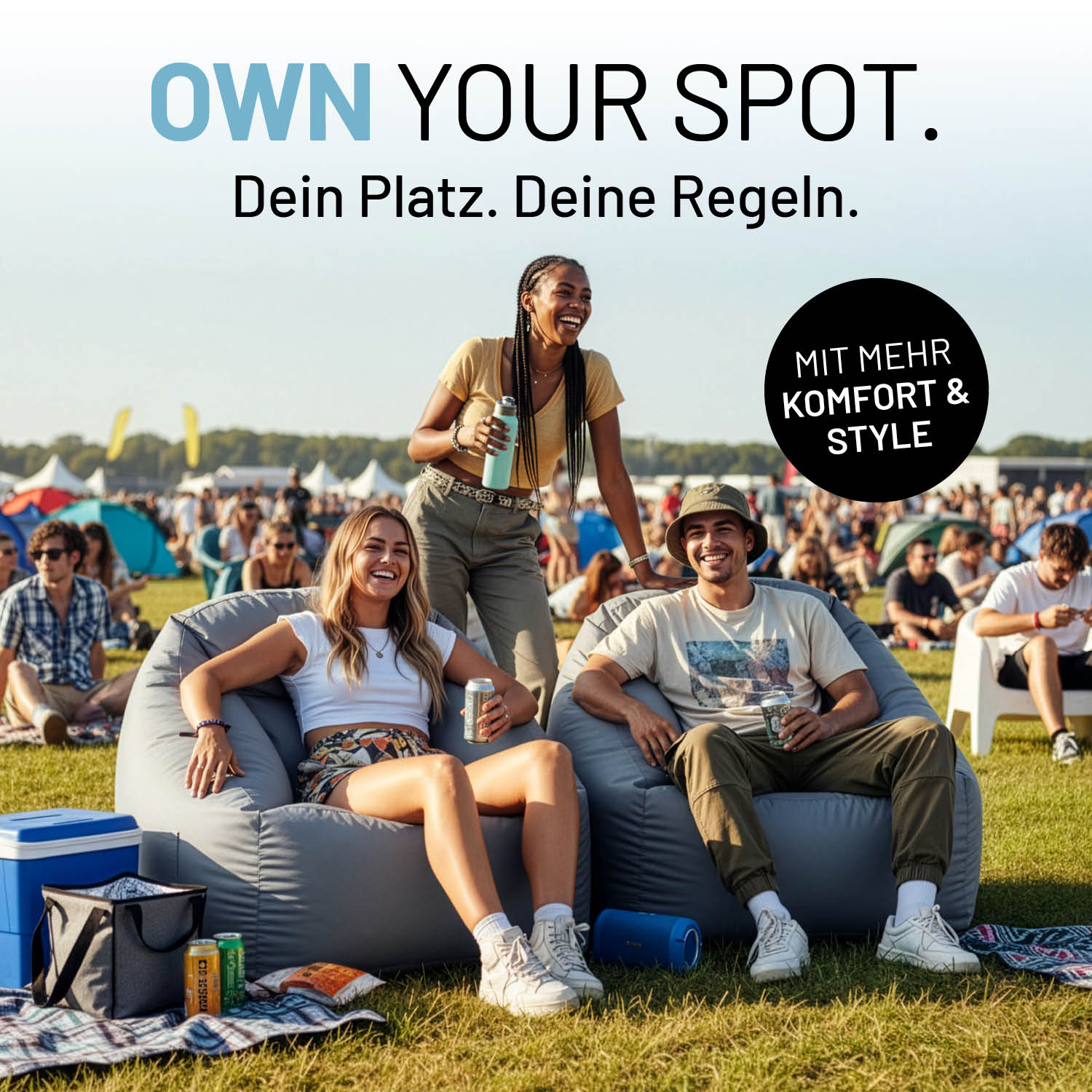 Drei Personen sitzen entspannt auf CrozyAir Luftsessel - 87 x 95 x 80/35 cm - Grau bei einem Outdoor-Event im Park.