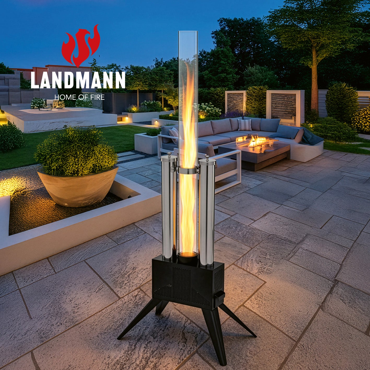Pellet-Feuersäule mit 2 Einfüllschächten in quadratischer Perspektive, Flamme sichtbar im Glasrohr, Galerieposition 6