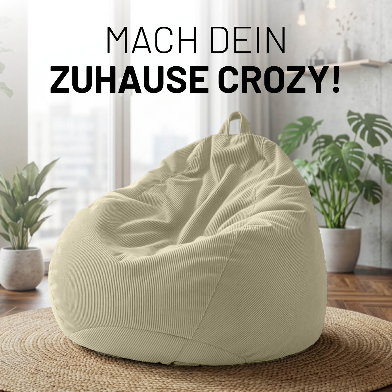 Comfort Line Sitzsack Feincord M - 120 L - Beige auf rundem Teppich in hellem Raum mit Pflanzen im Hintergrund.