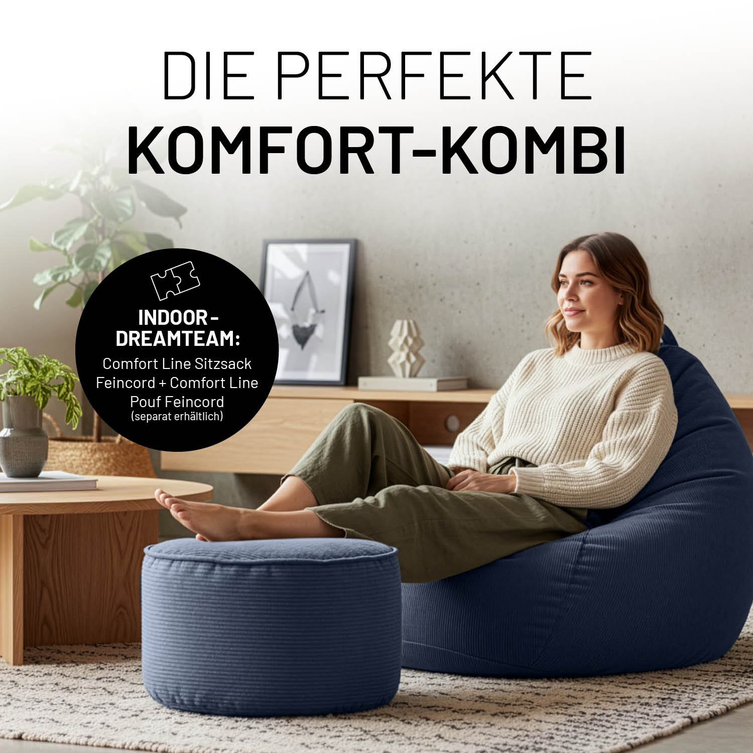 Frau entspannt auf Comfort Line Sitzsack Feincord XXL - 315 L - Dunkelblau in modernem Wohnzimmer Ambiente.