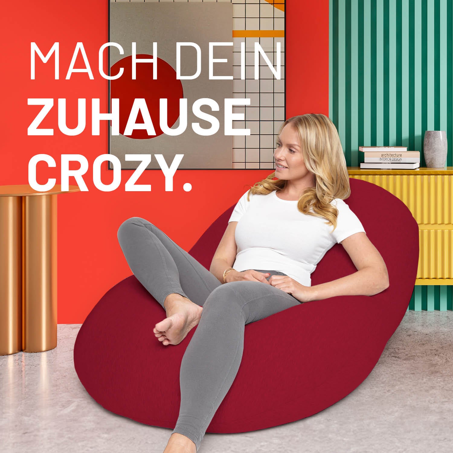 Frau entspannt auf rotem Flexi Comfort Sitzsack (380 L) von Lumaland, modernes Design für indoor Gebrauch.