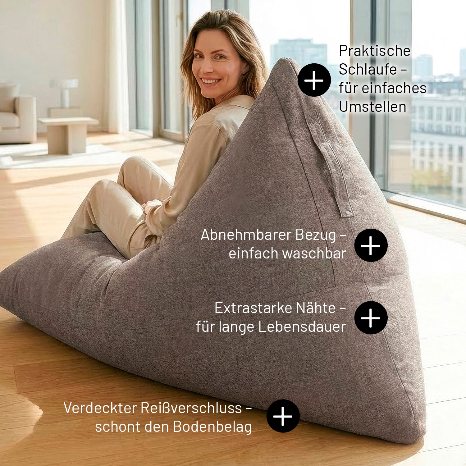 Frau sitzt entspannt auf Sitzsack Interior Line (370 L) - indoor - Hellgrau in modernem Raum mit viel Tageslicht.