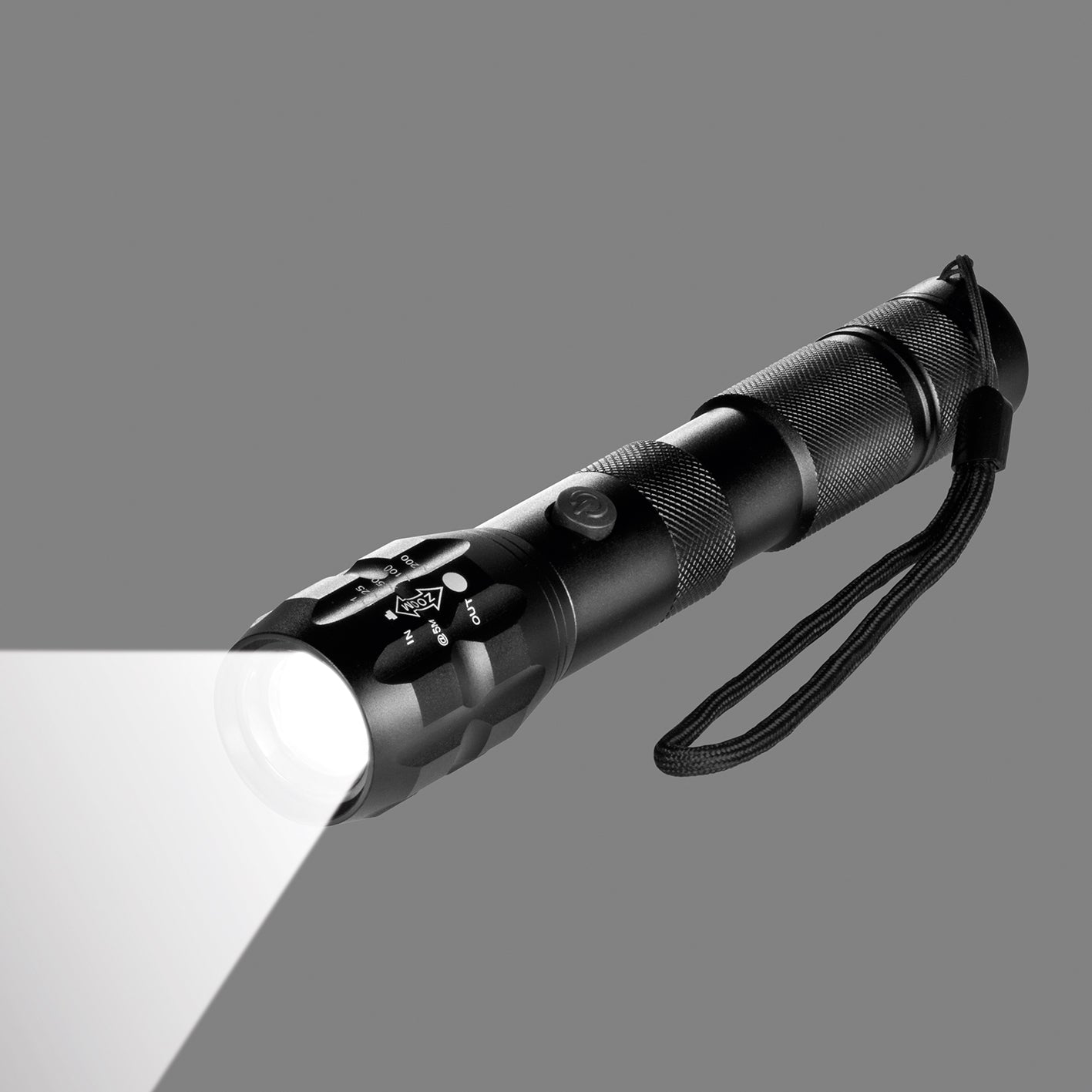 Power-Taschenlampe 3,7 V - 1800 mAh mit 150 m Lichtreichweite, 5 Modi und spritzwassergeschütztem robustem Gehäuse für Outdoor-Einsatz.