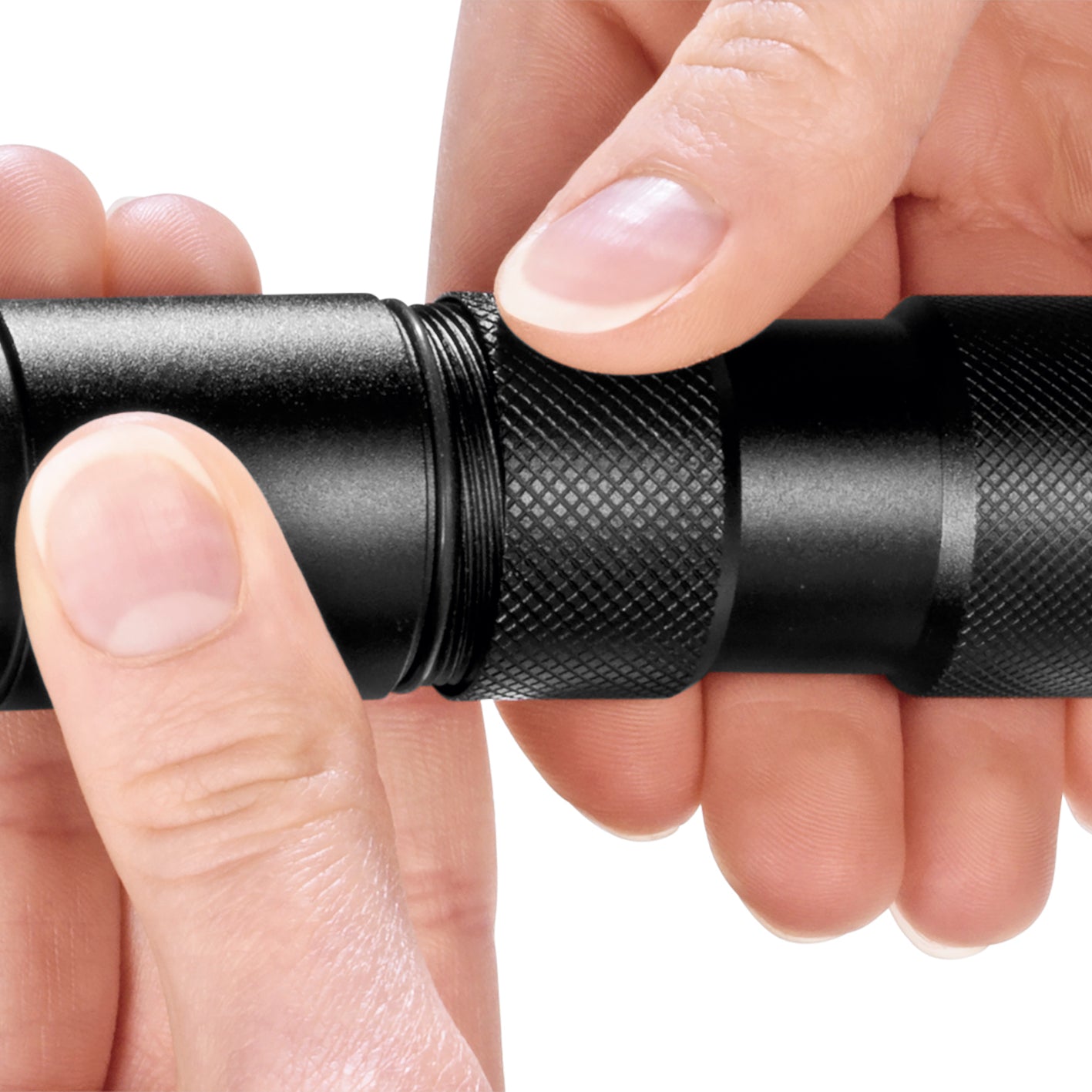Hand hält robuste Power-Taschenlampe 3,7 V - 1800 mAh mit griffigem Design und einfachem Drehverschluss für Outdoor-Einsatz