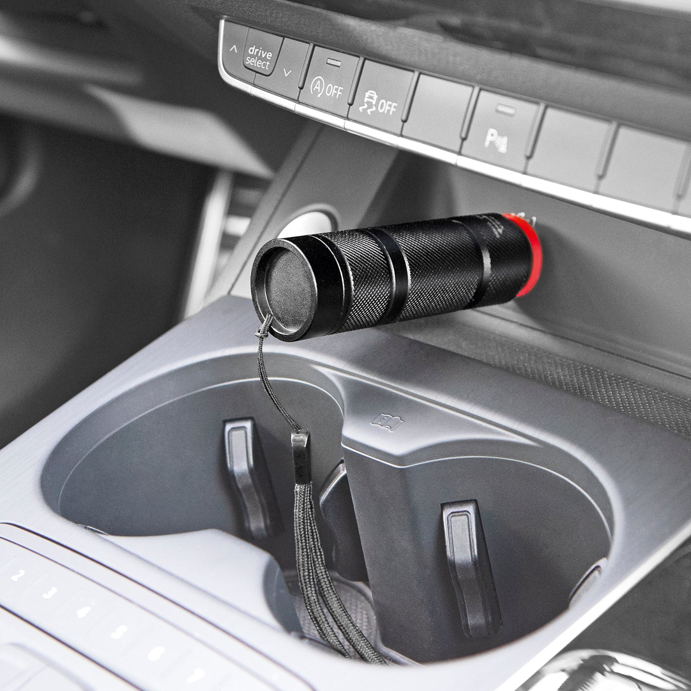 Power-Taschenlampe 3,7 V - 1800 mAh liegt im Auto, robust, spritzwassergeschützt mit fünf Leuchtmodi und 150 m Licht-Reichweite.