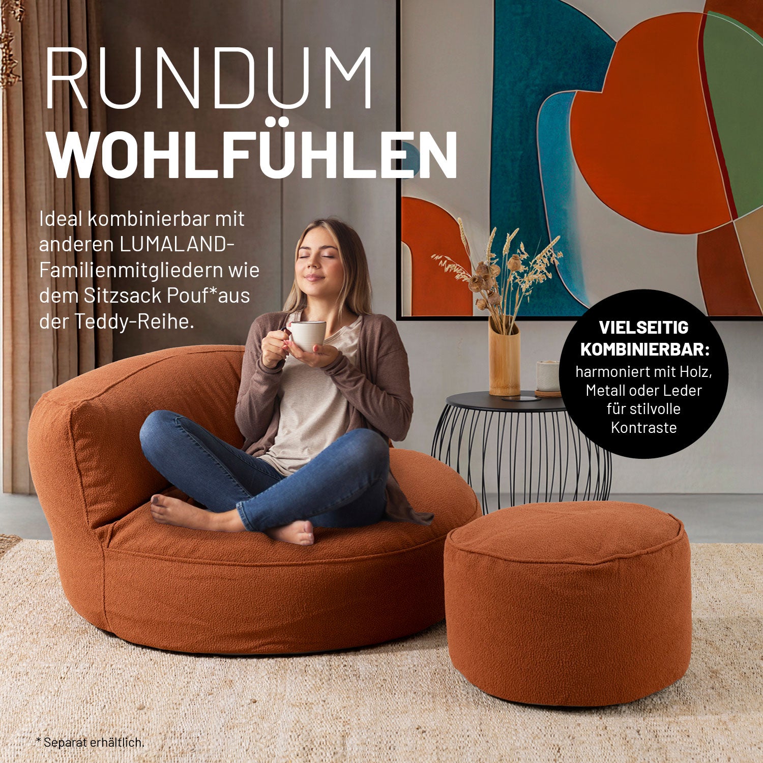 Frau entspannt auf Sitzsack Lounge aus der LUMALAND Teddy-Reihe - Terracotta in modernem Wohnraum mit Pouf.