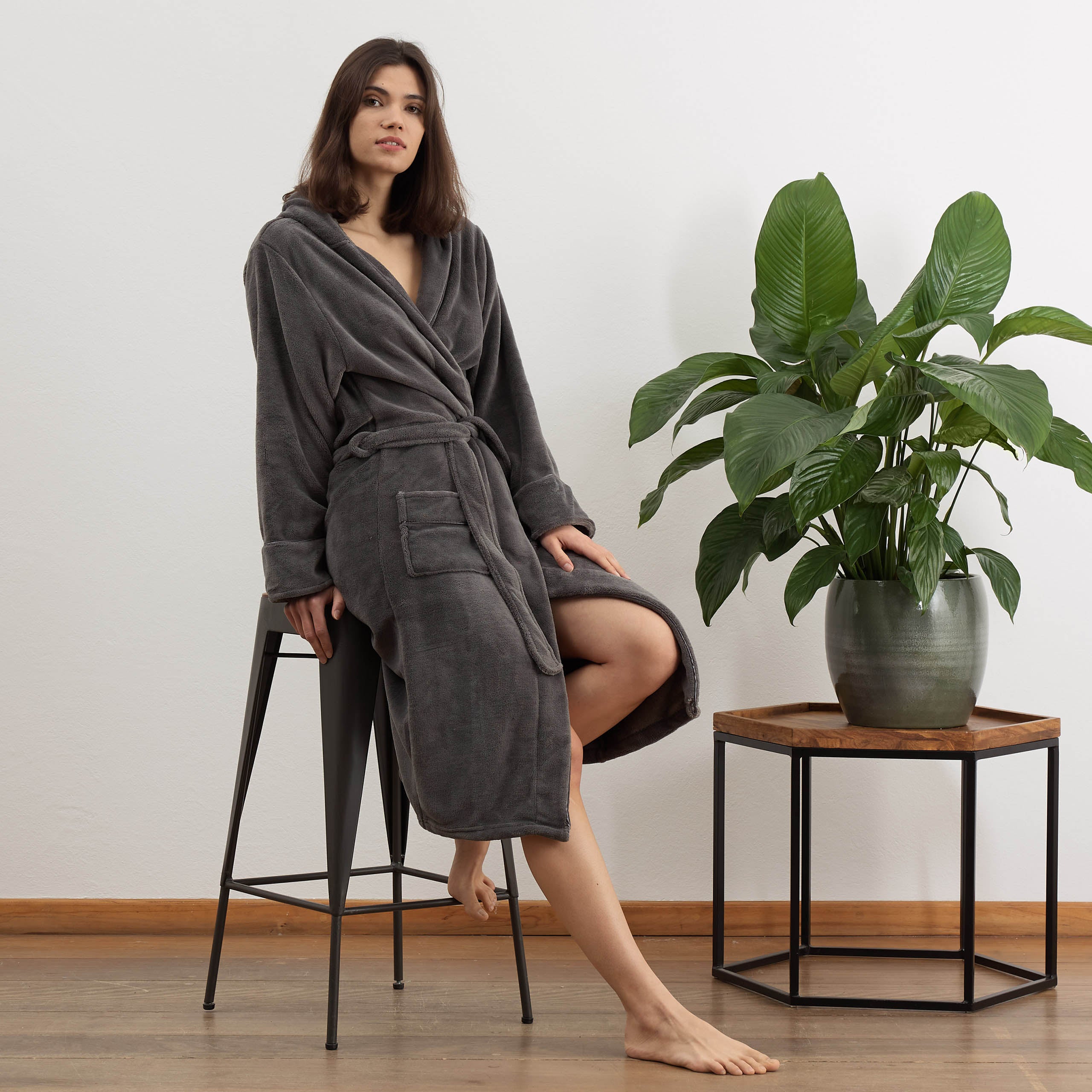 Luxury Mikrofaser Bademantel mit Kapuze für Damen und Herren in Grau, Größe XL, warm, flauschig und schnelltrocknend.