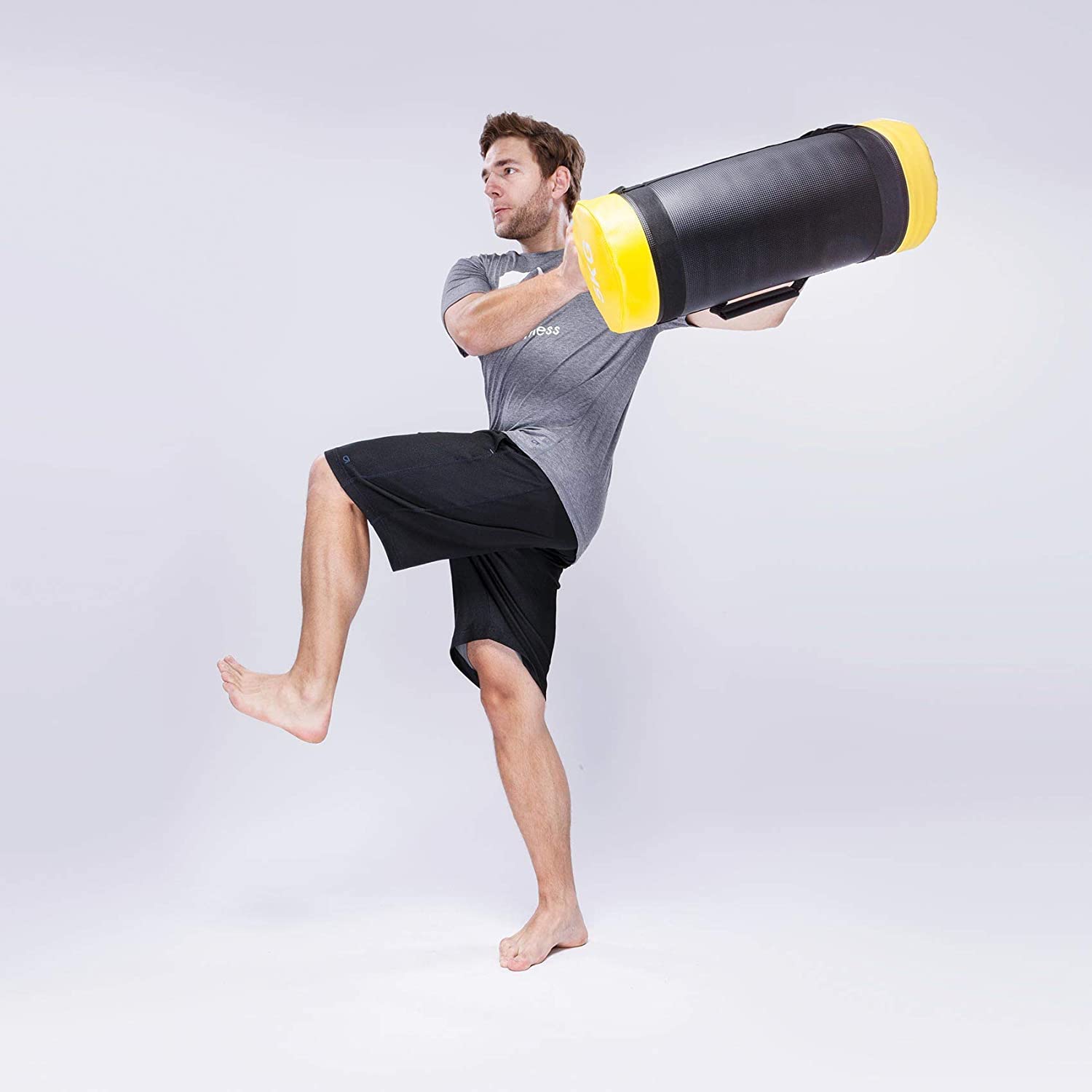 Mann trainiert mit Corebag Sandsack Carolous - Fitness Power Bag - 25 kg für Functional Training und CrossFit Workouts.