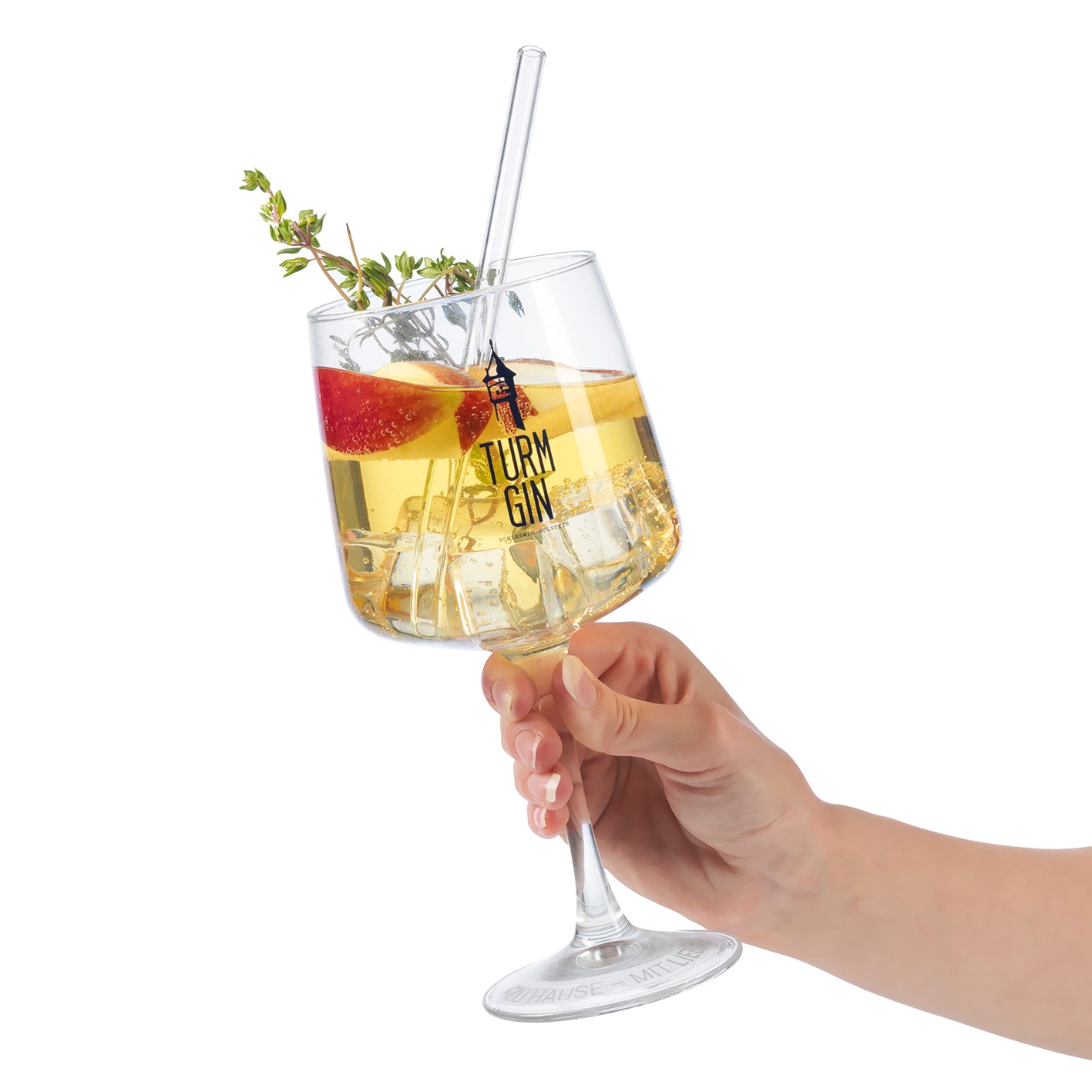 Hand hält Copa Glas mit Logo - 720 ml - 2er-Set gefüllt mit Gin, Eis und Kräutern im stilvollen TURM GIN Design.