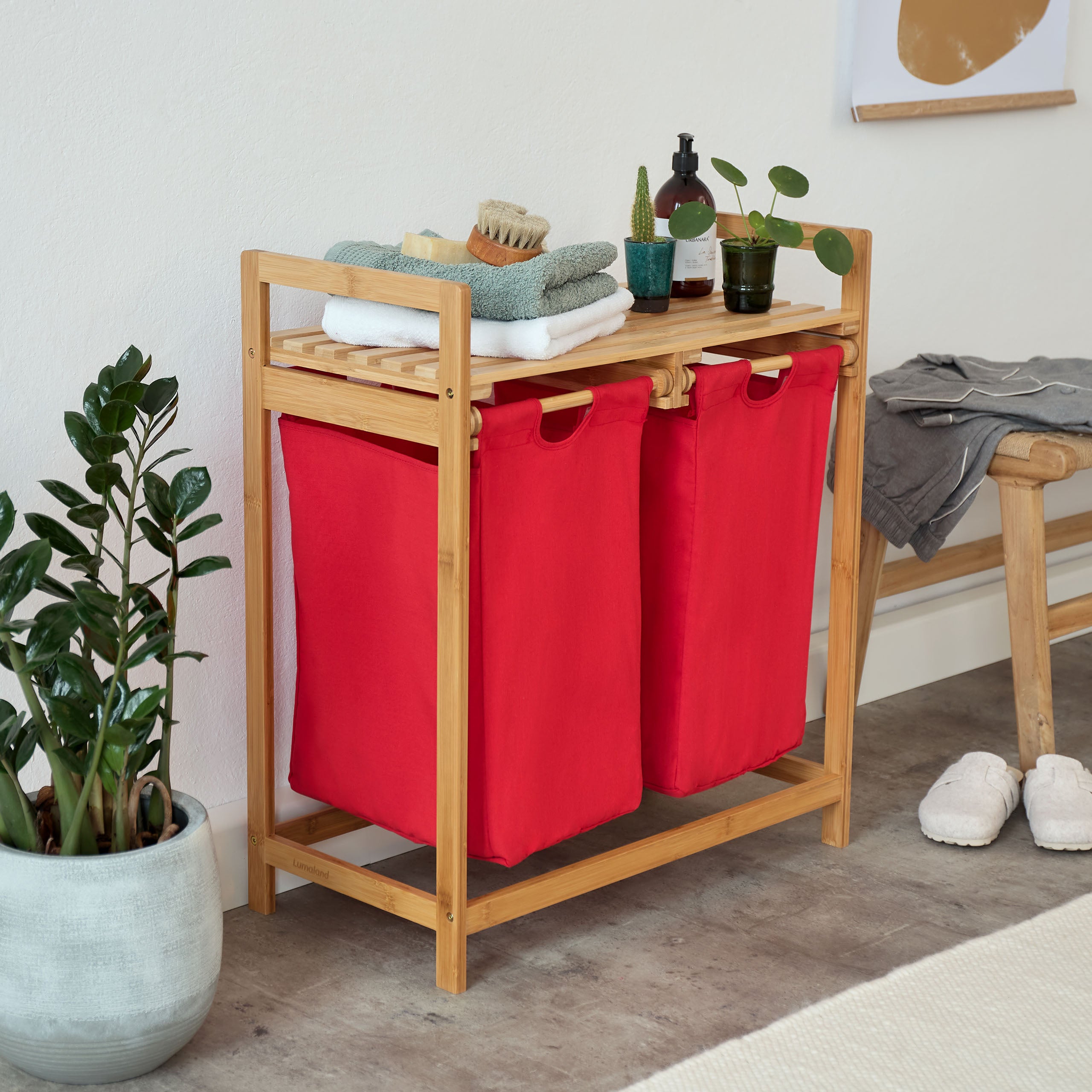 Bambus Wäschekorb mit 2 ausziehbaren roten Wäschesäcken, 73 x 64 x 33 cm, mit Ablage für Ordnung im Haushalt.