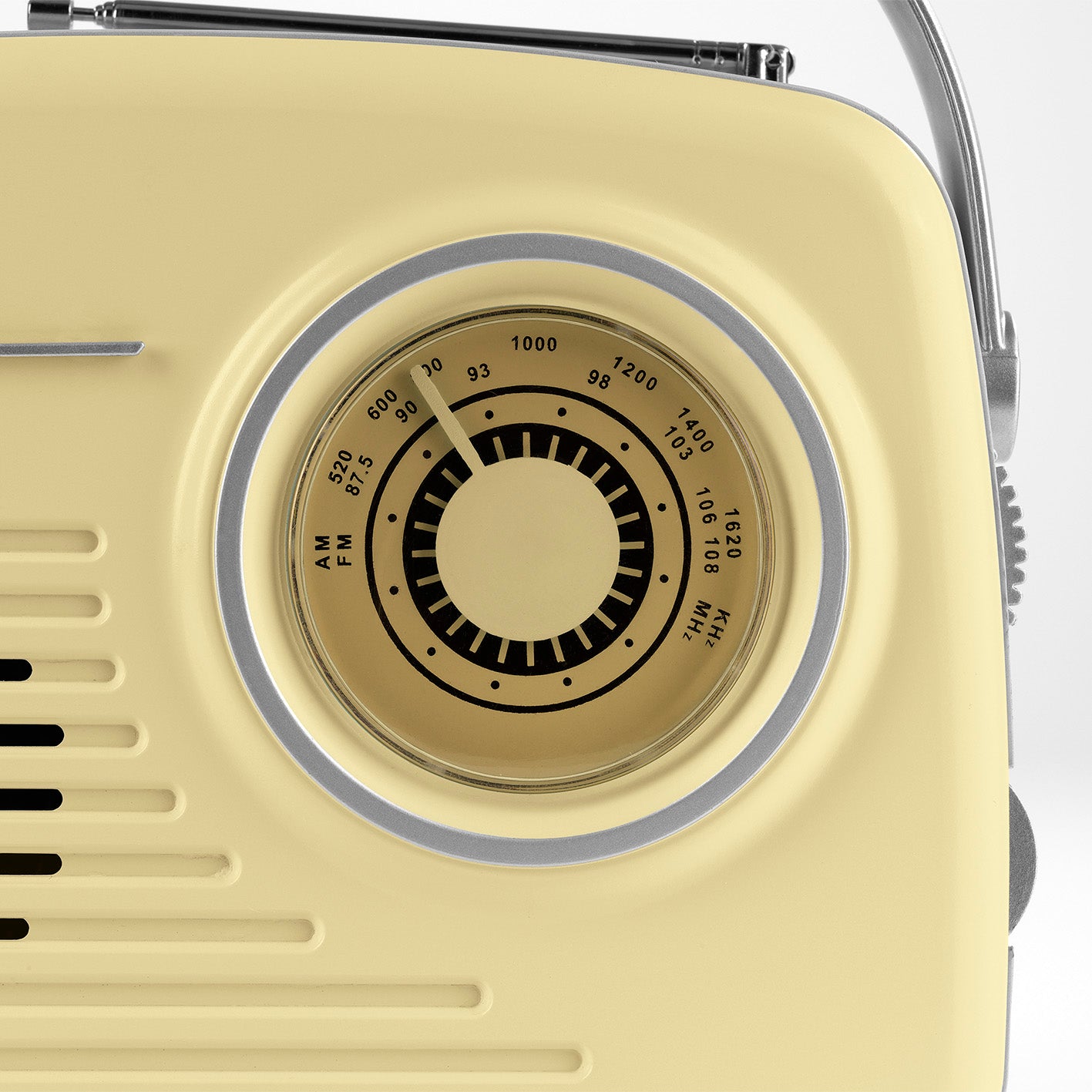 Radio Retro - Vanille mit analoger Frequenzanzeige, Teleskopantenne und Tragegriff im 50er Jahre Stil.
