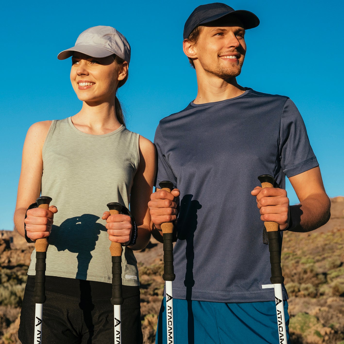 Paar beim Wandern mit Teleskop Wanderstöcke - Carbon - 110 cm / 135 cm, verstellbar und ultraleicht aus Carbon, in Outdoor-Umgebung.
