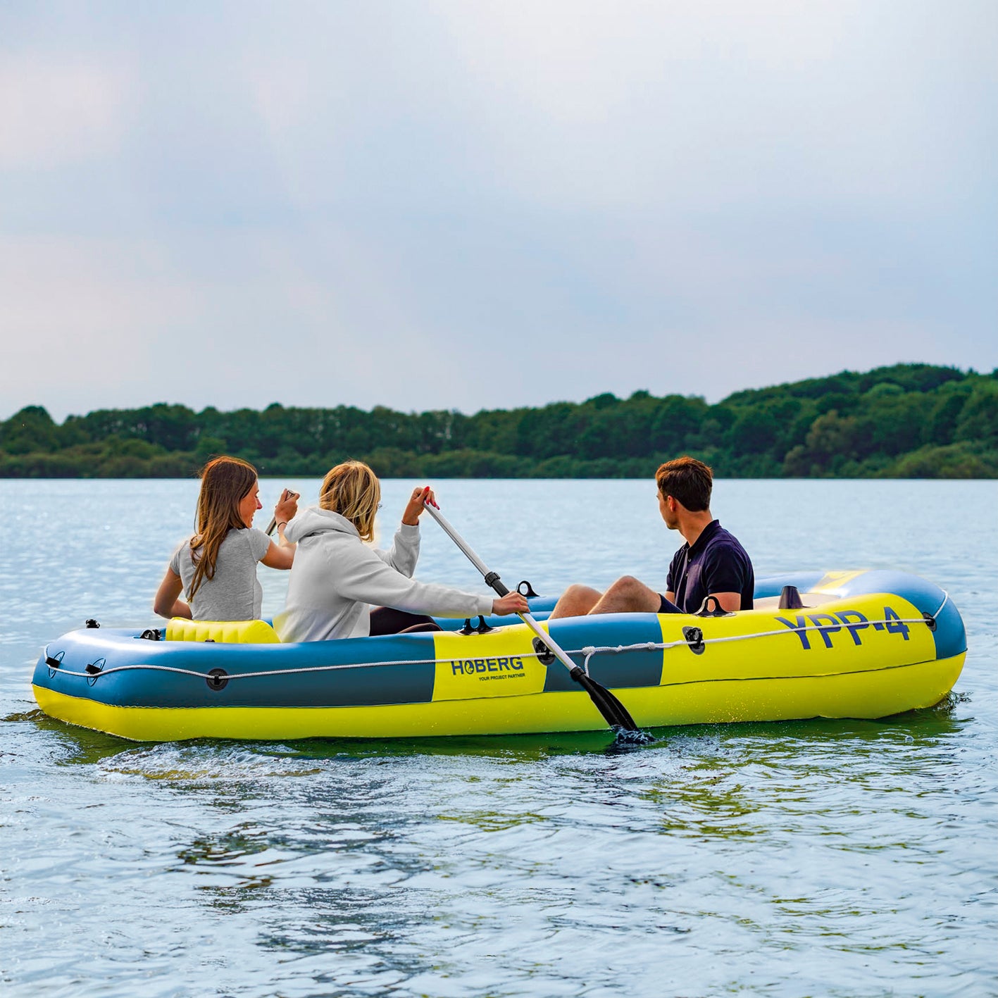 4-Sitzer Schlauchboot "YPP-4" mit Platz für 4 Personen, stabilem Design und praktischem Zubehör für Fahrten auf dem Wasser.