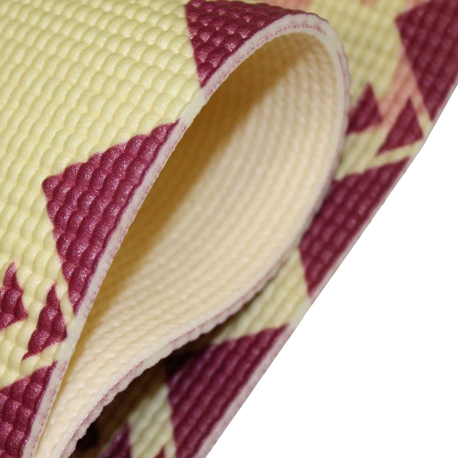 Nahaufnahme der rutschfesten Yogamatte Ravana - 183 x 61 x 0,4cm mit strukturierter Oberfläche und Tribal-Muster.