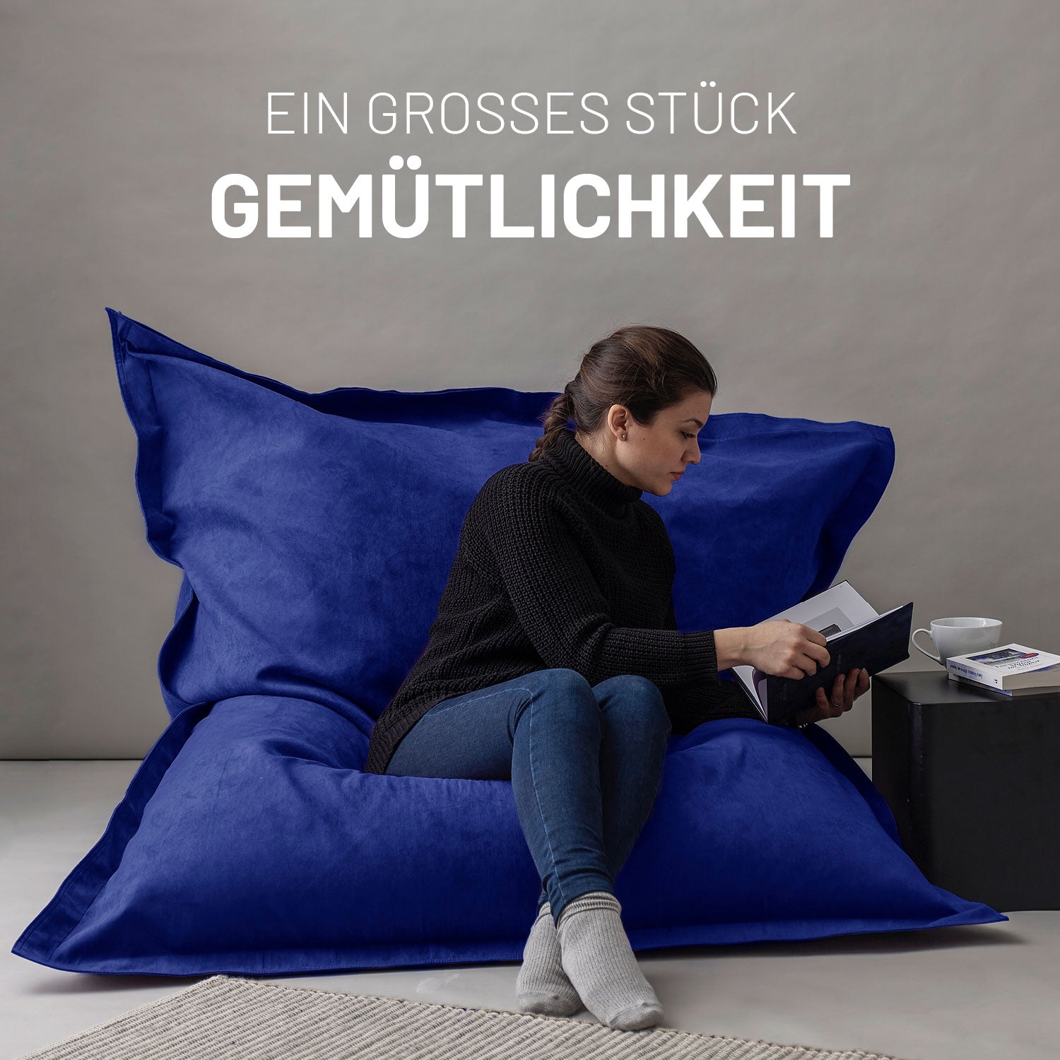 XXL Microvelours Sitzsack (380 L) Royalblau mit hochwertigem, wasserfestem Bezug für bequemes Entspannen im Wohnzimmer oder Kinderzimmer.