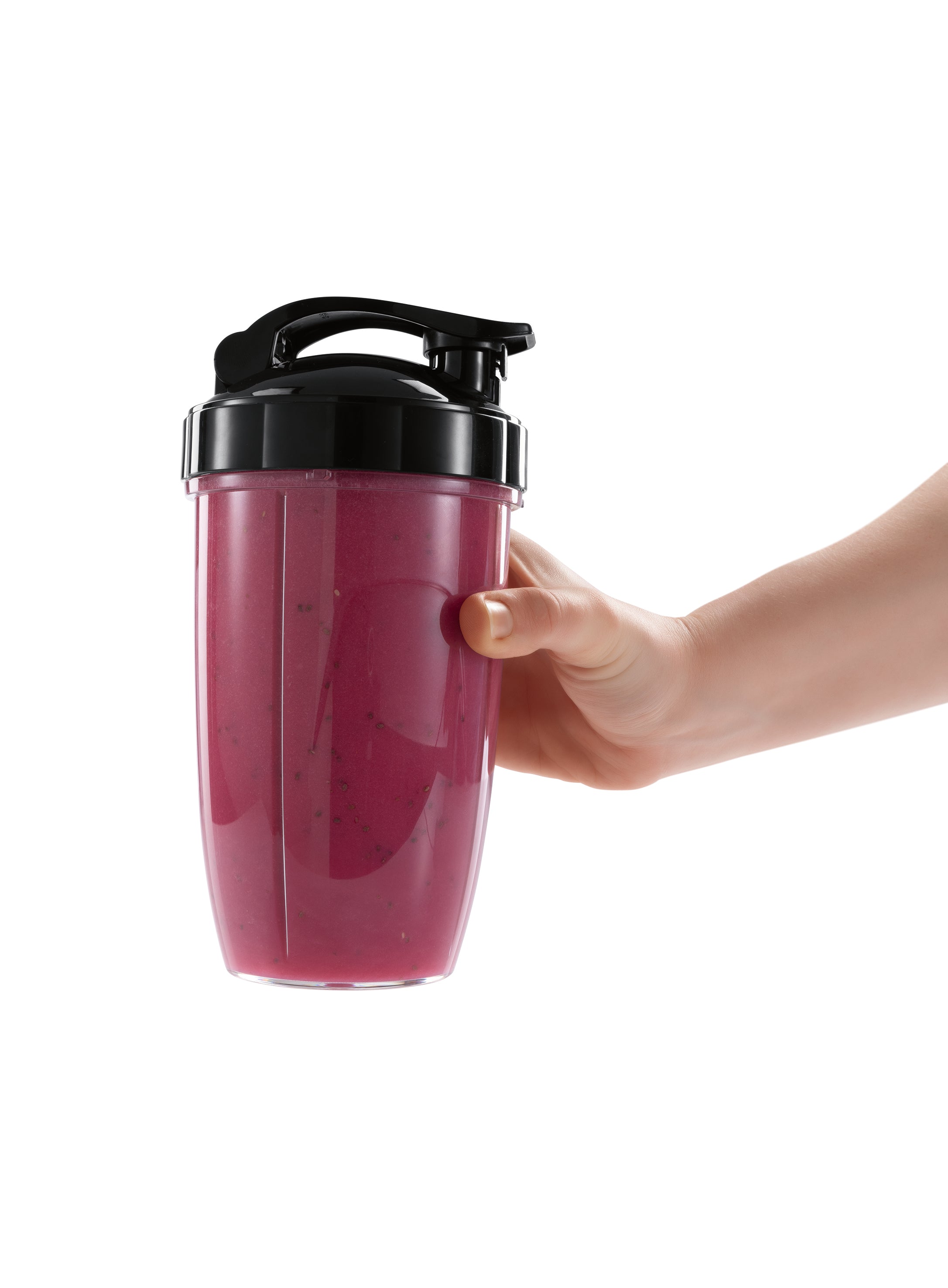Hand hält Becher mit Smoothie aus Zubehörset L für Nutrition Mixer Pro 1.000 - Schwarz vor weißem Hintergrund
