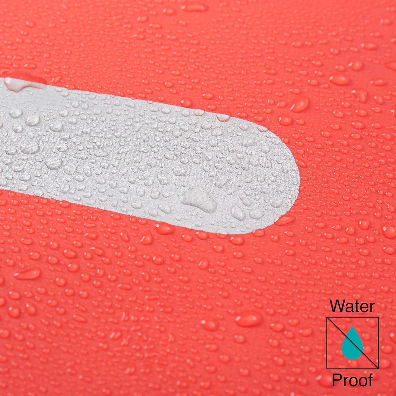 Nahaufnahme der roten Wasserdichte Fahrradtasche Roll-Top - 21 L - Rot mit Wassertropfen und reflektierendem Streifen