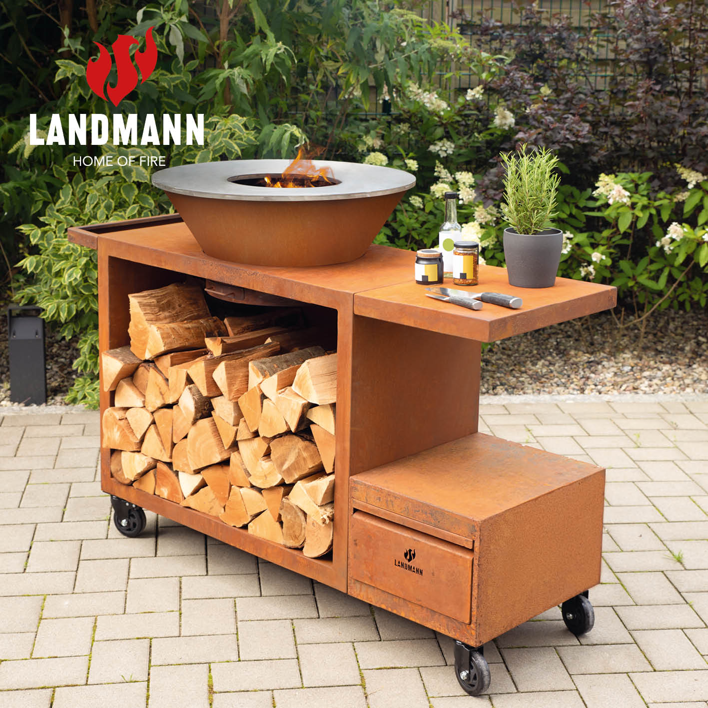 Feuerschalen-Wagen + Plancha-Grill KORREO Ø 70 cm mit Feuerstelle, Holzlager, Plancha-Grill und Rollen für leichten Transport.