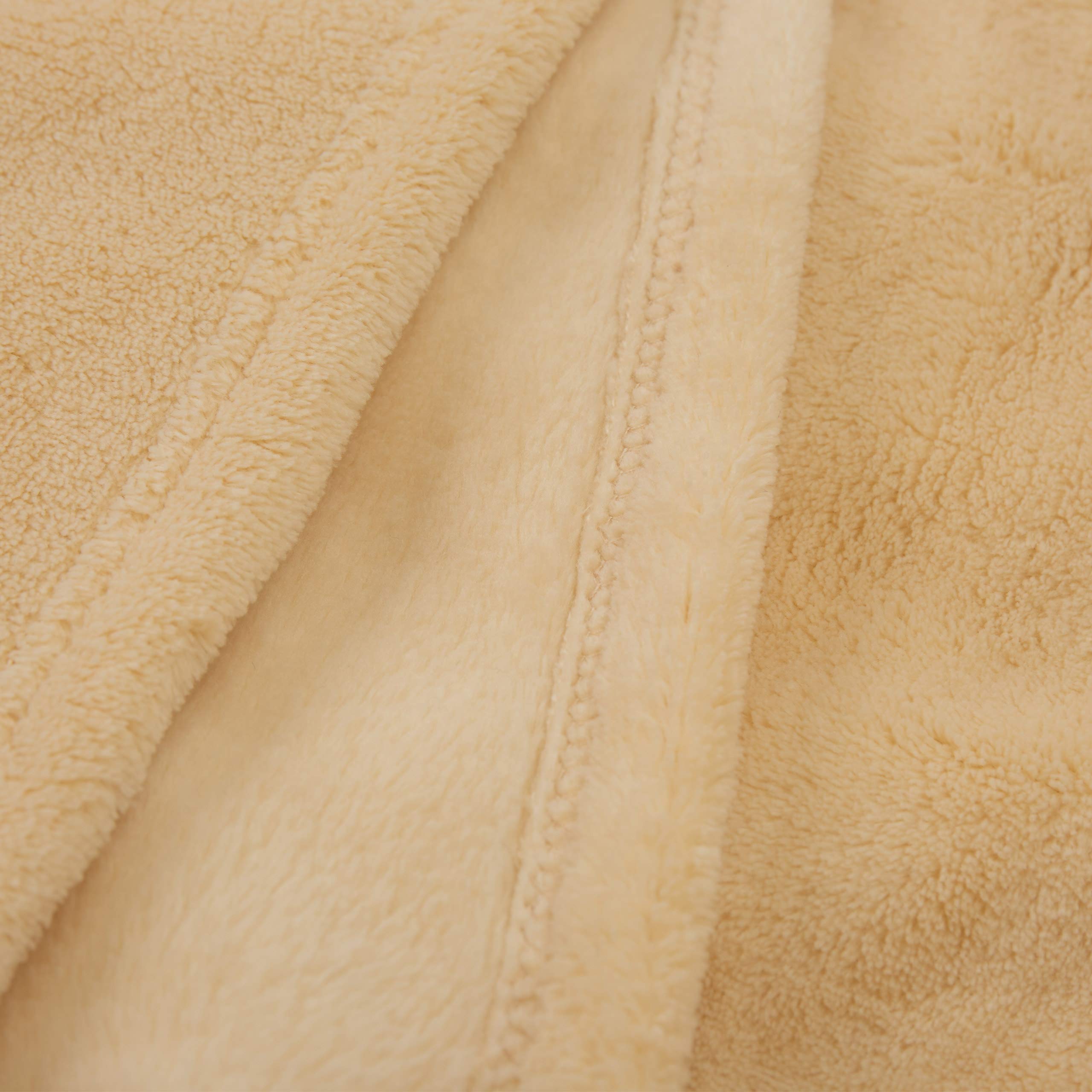 Kuscheldecke - 150x200 cm - Sofadecke & Tagesdecke - Beige aus weichem Coral-Fleece, pflegeleicht und vielseitig einsetzbar.