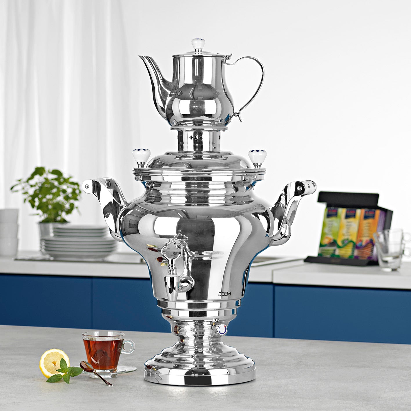 Samowar Royal III - 15l Edelstahl elektrischer XL-Samowar mit Ablasshahn und 2l Teekanne für große Gruppen und schnelles Aufheizen.