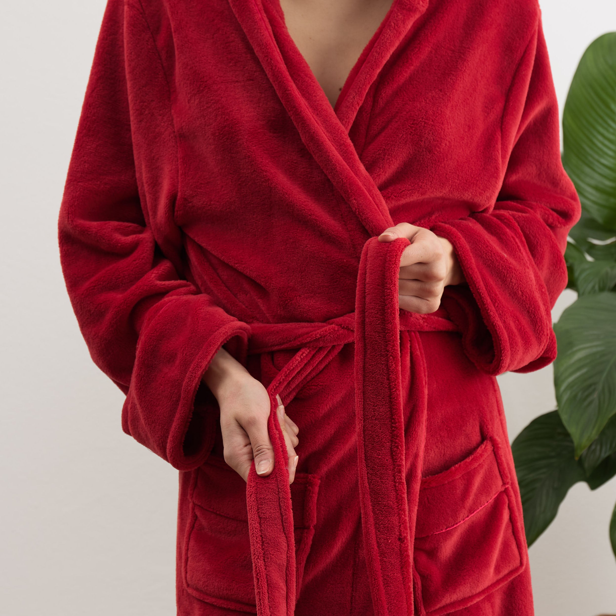 Luxury Mikrofaser Bademantel mit Kapuze für Damen und Herren in Rot Größe XL, flauschig, saugstark und schnelltrocknend.