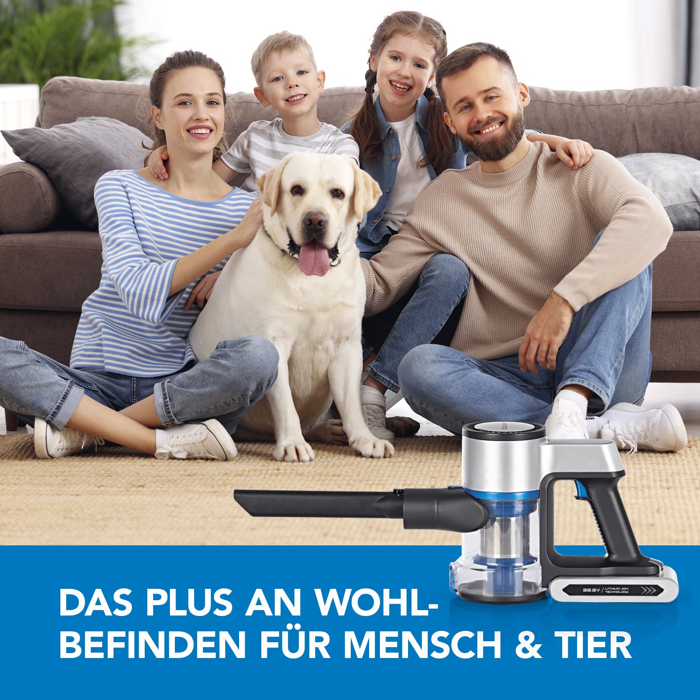 Akku-Zyklon-Staubsauger Digital-Display anthrazit/silber/blau mit starker Saugkraft und praktischem Touch-Display vor Familie und Hund.