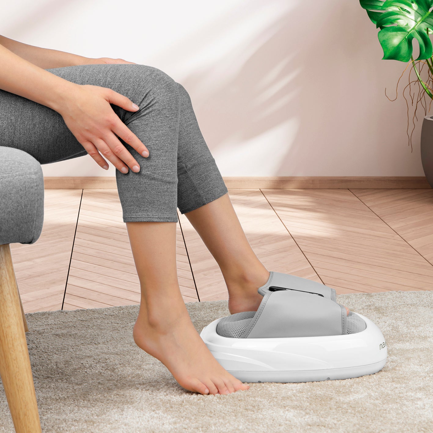 Fuß-Massagegerät Akupressur - weiß/grau im Einsatz zur Entspannung und Förderung der Durchblutung der Füße.