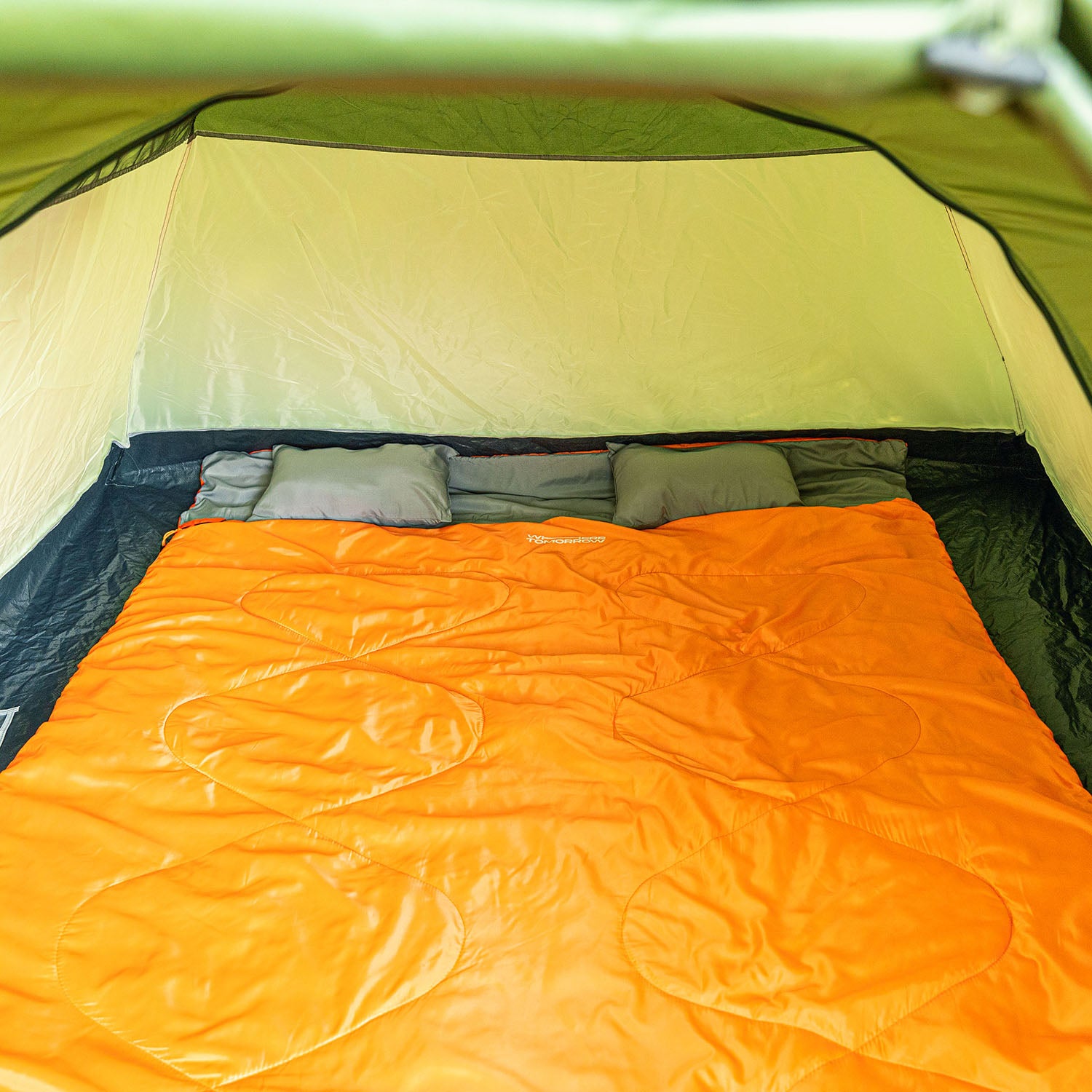 Doppelschlafsack mit Tragetasche - 2-Personen Schlafsack in Orange im Zelt, wasserabweisend und komfortabel für Outdoor-Camping.