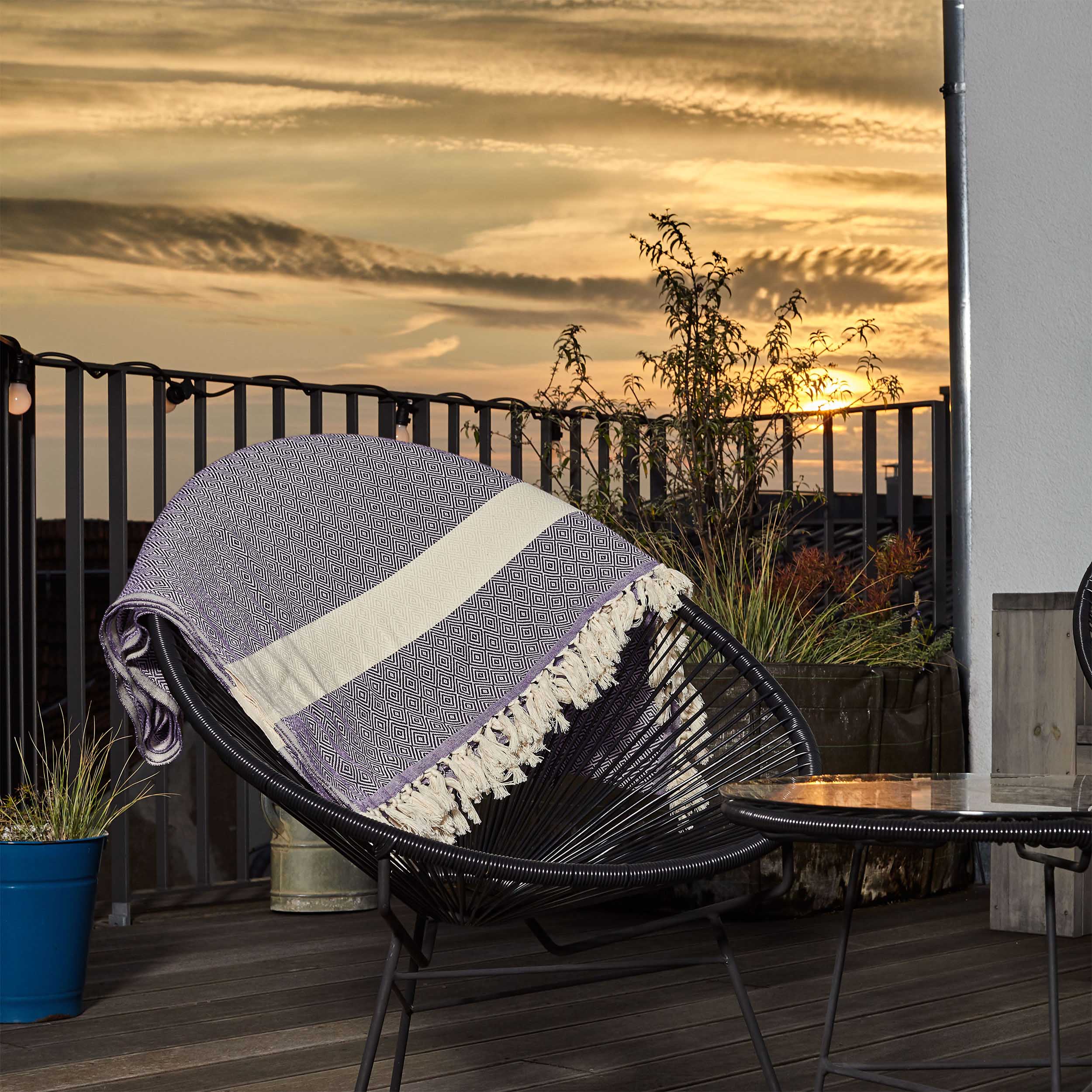 Baumwolldecke / Tagesdecke aus 100 % Baumwolle - ca. 200 x 240 cm - Lila auf Stuhl, weich und gemütlich zum Einkuscheln.