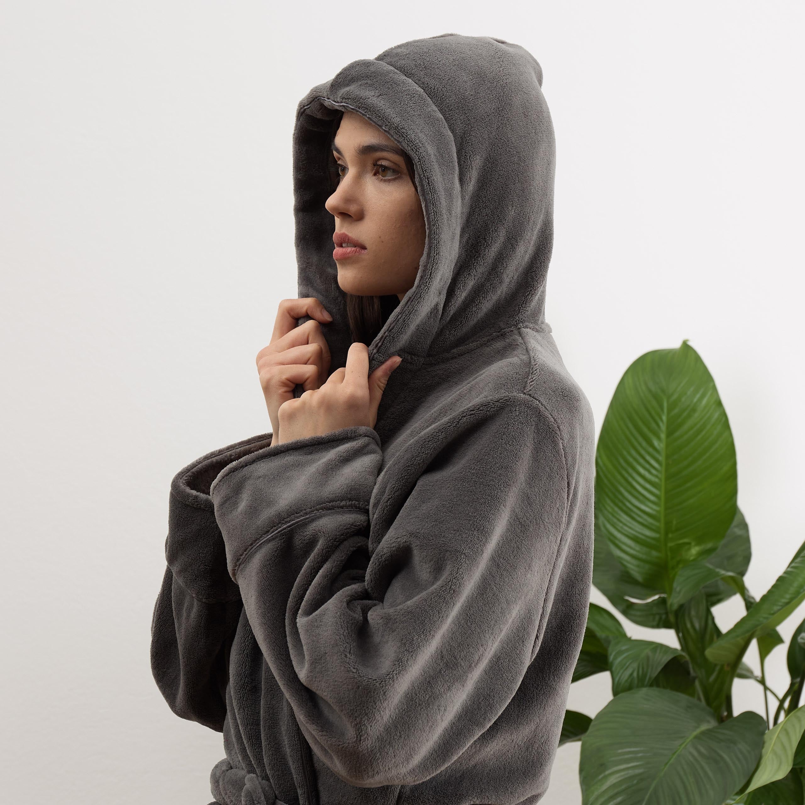 Luxury Mikrofaser Bademantel mit Kapuze für Damen und Herren in Grau, Größe XXL, weich, flauschig und schnelltrocknend.