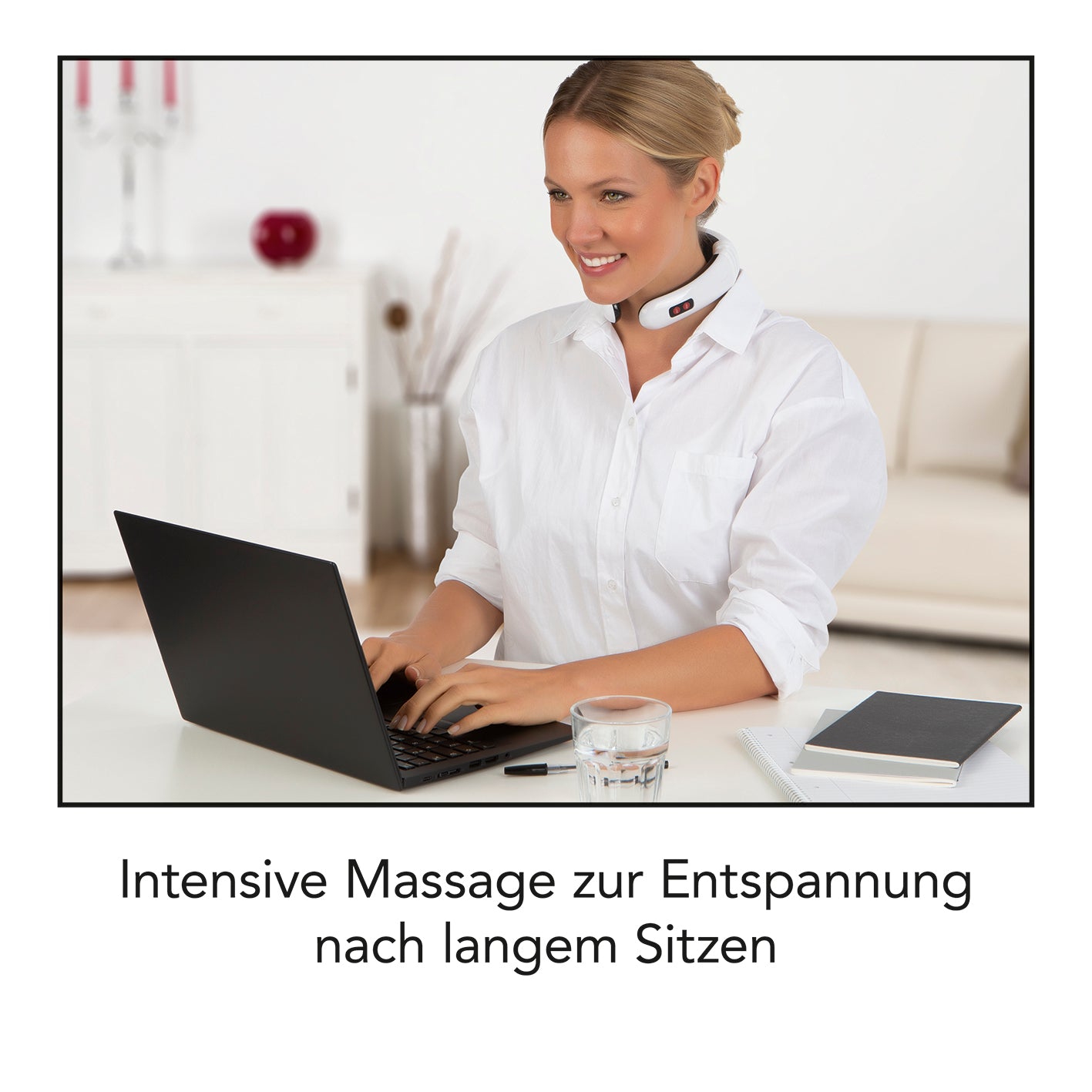 Frau trägt Nacken-Massagegerät EMS - 16 Intensitätsstufen - weiß/schwarz beim Arbeiten am Laptop zur Tiefen-Entspannung.