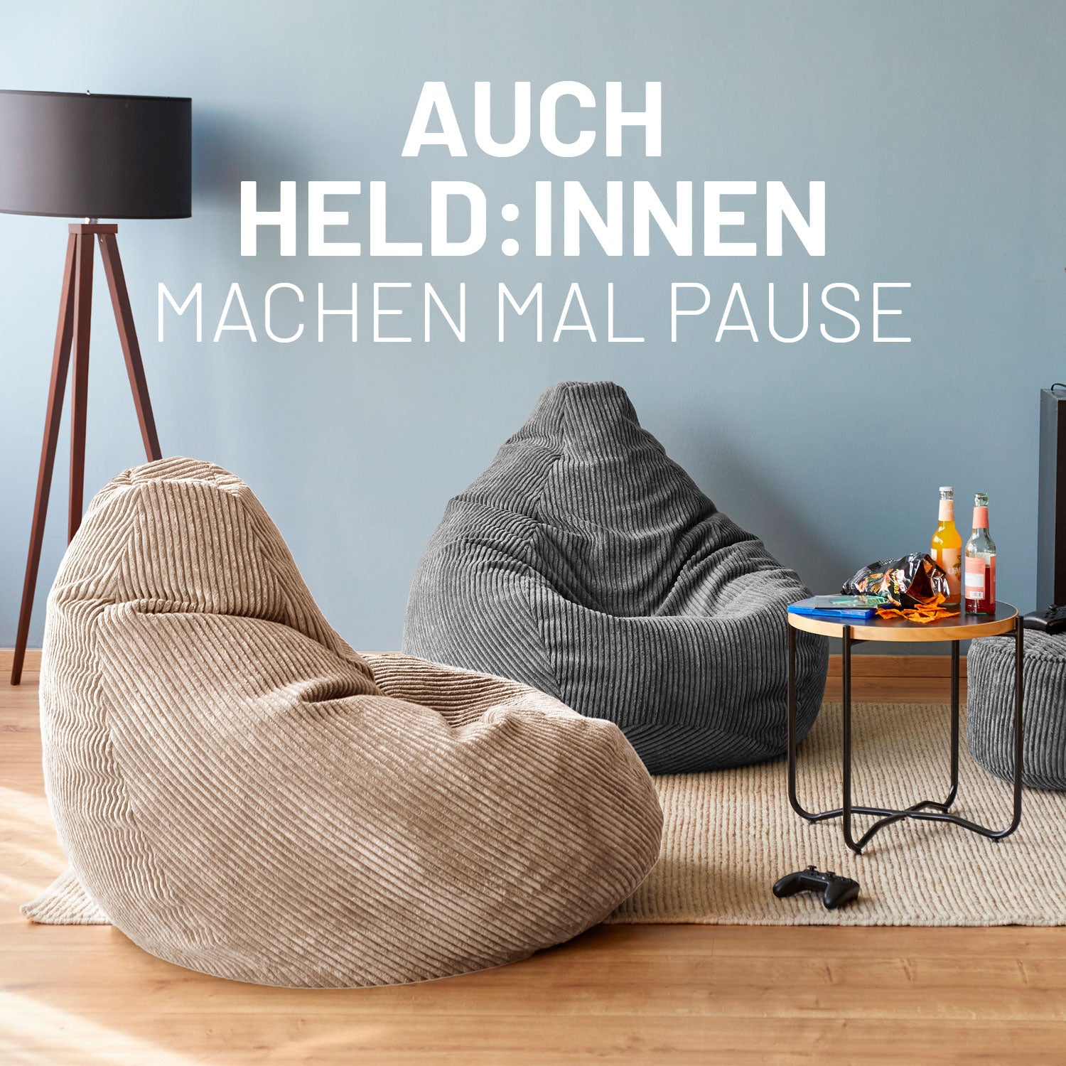 Sitzsack GIANT aus der Cord-Reihe - Navyblau in modernem Wohnzimmer mit Beistelltisch und Beleuchtung für entspannte Pausen.