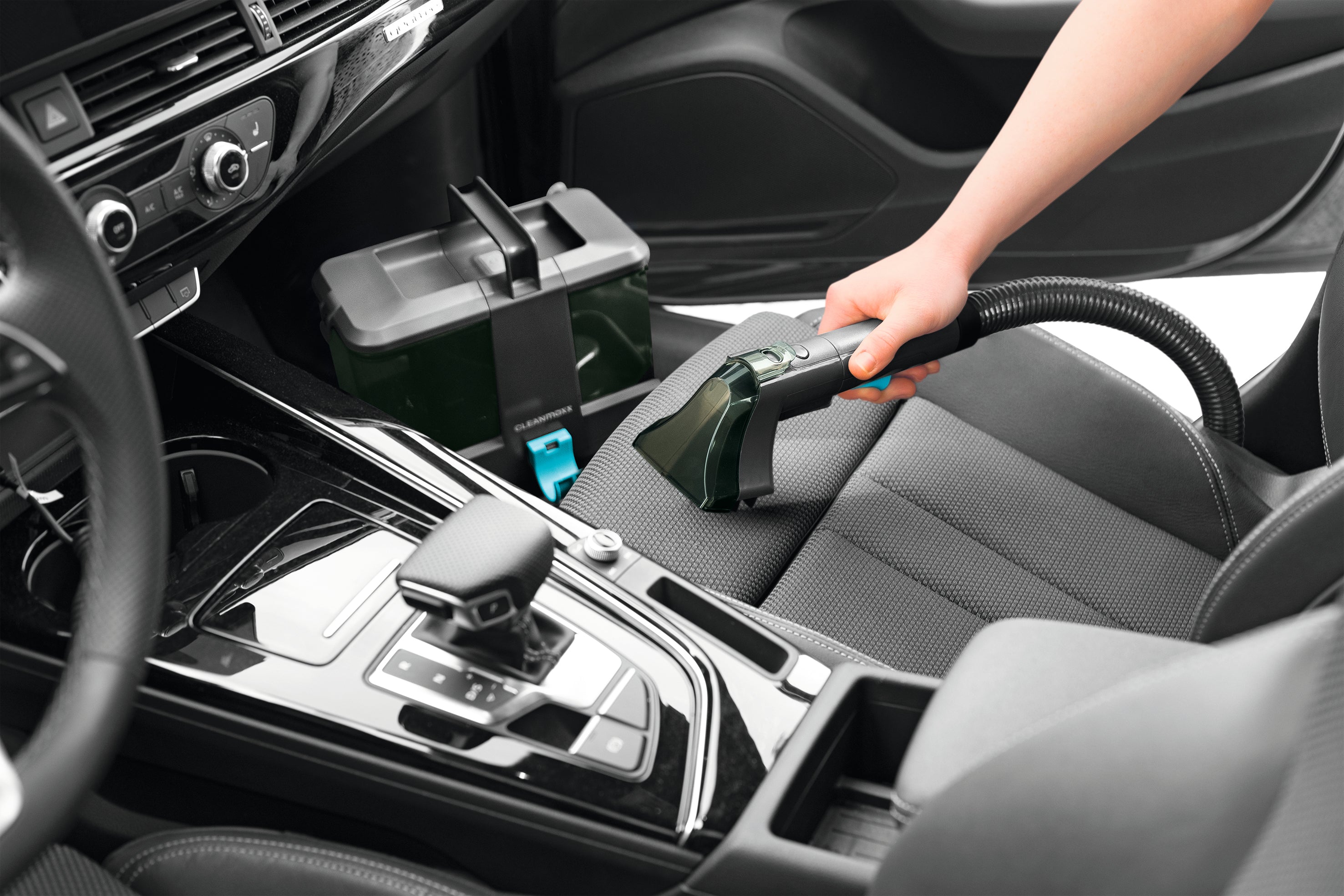 Polster- & Teppichreiniger Kompakt - Grau/Blau reinigt mühelos Autositze mit starkem Saug- und Bürstsystem für gründliche Fleckenentfernung.