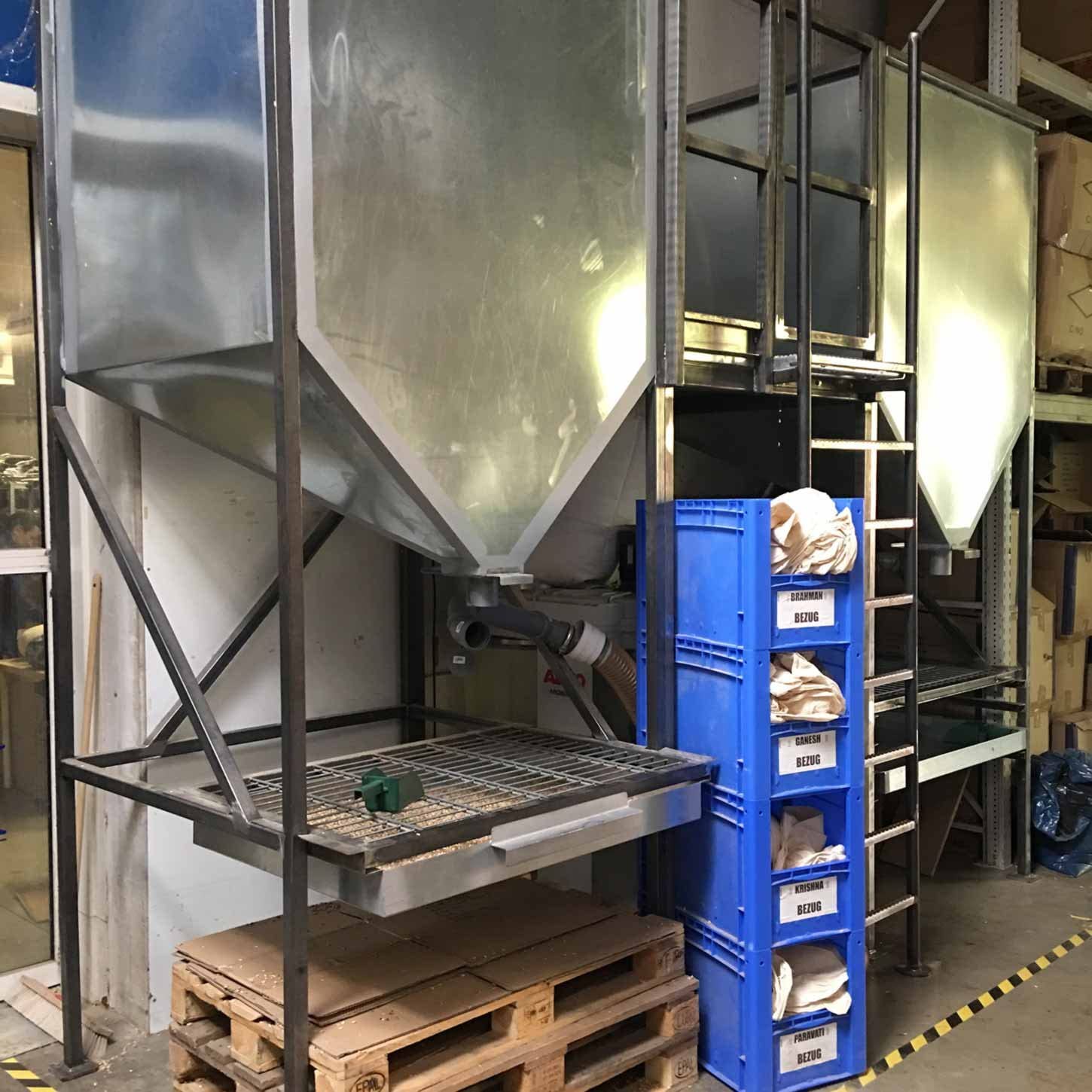 Bio Dinkelspelz zum Befüllen & Nachfüllen von Kissen & Bolstern - 30 kg in industrieller Lagerumgebung.