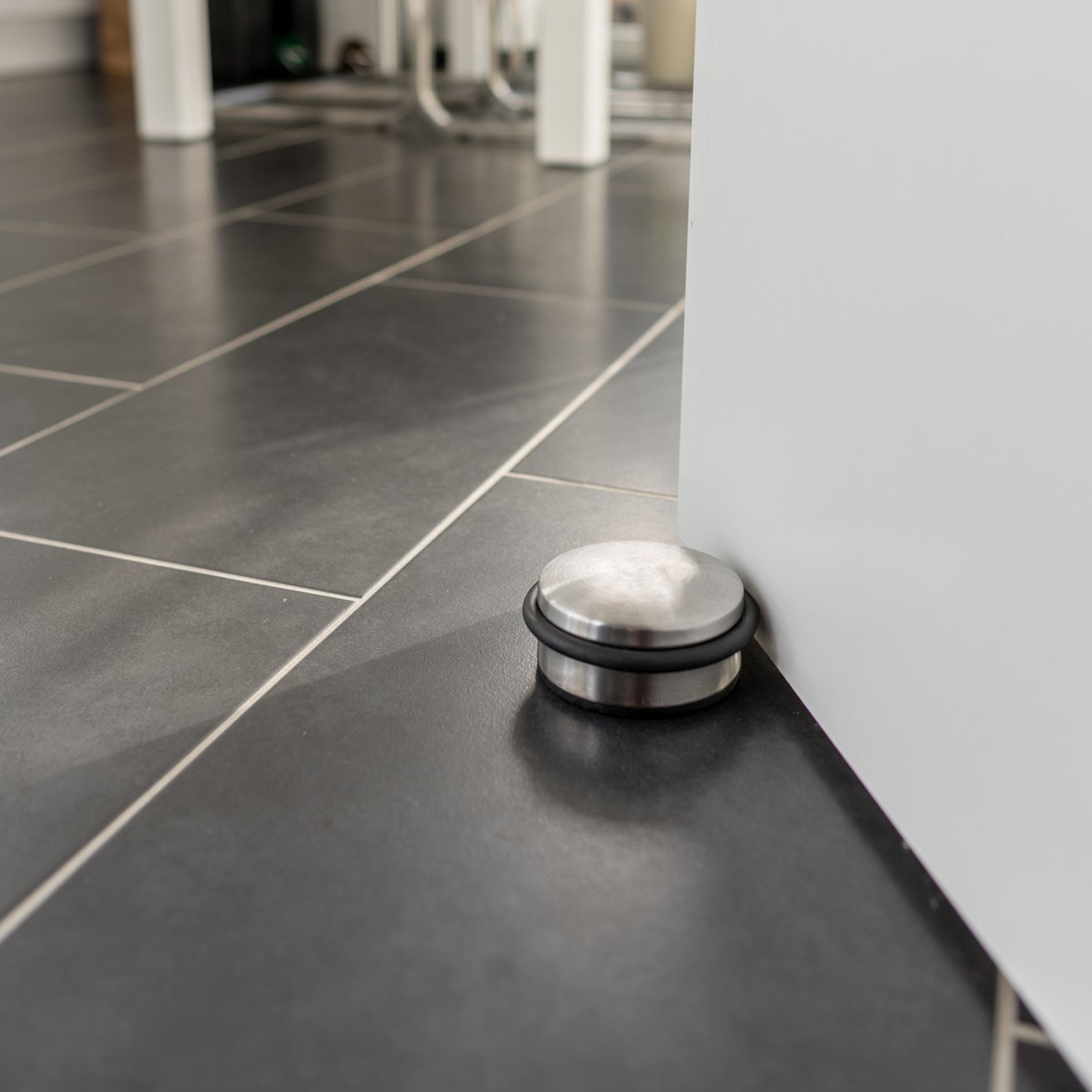 Edelstahl Türstopper Chrom-Design flach - 8 Stück aus verchromtem Edelstahl in Silber, stabil und schwer, Schutz für Türen und Wände.