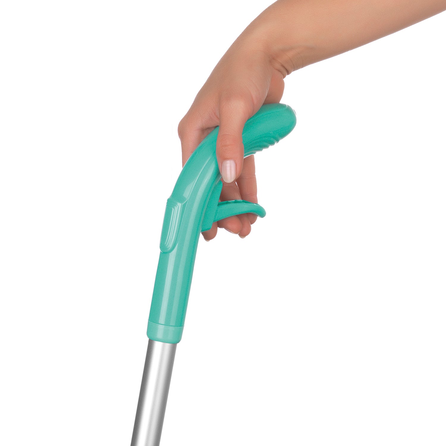 Hand hält den türkisfarbenen Griff des Spray-Mopp 2 Kammer-System zur einfachen und zeitsparenden Bodenreinigung.