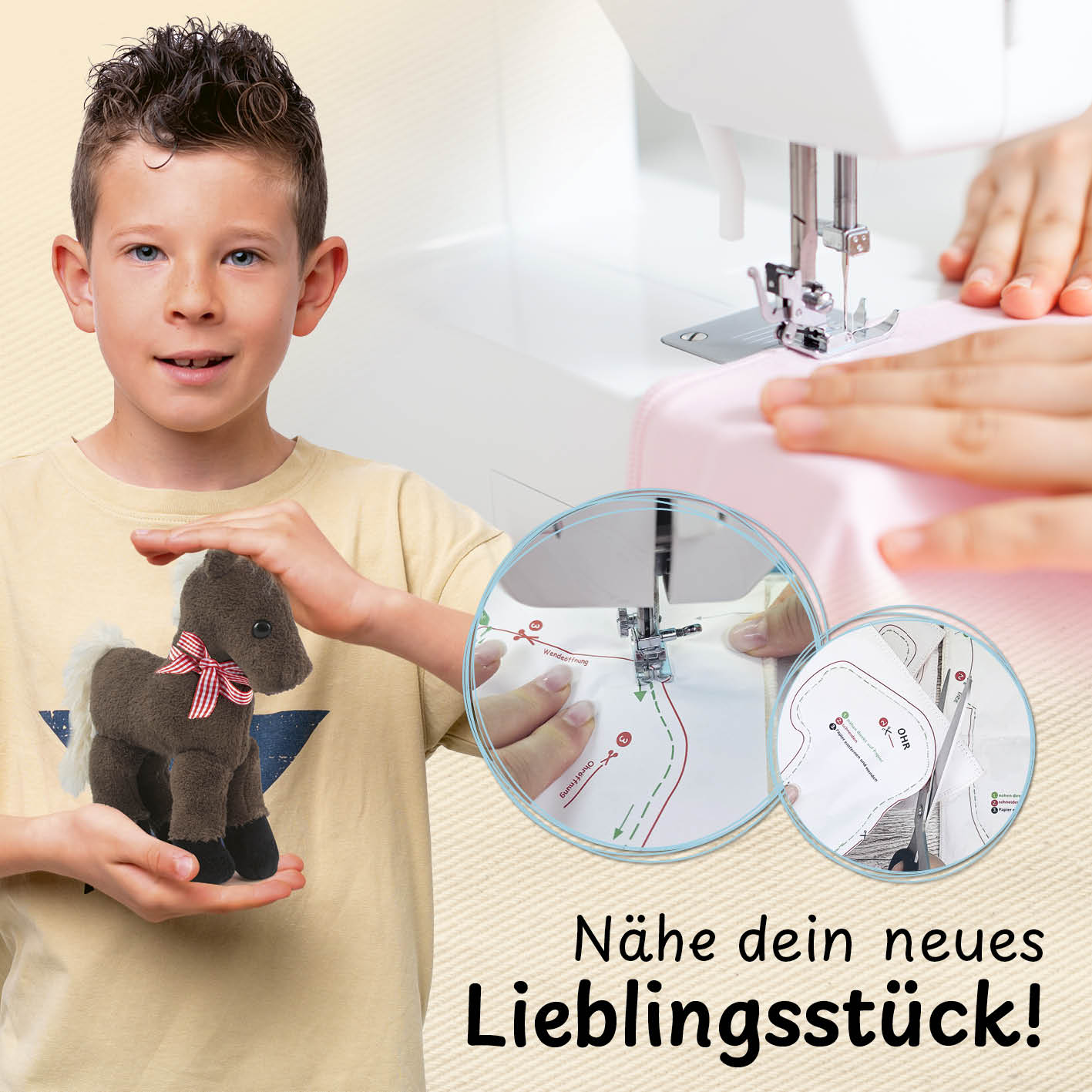 Näh-Baukastenset Motiv Pferd Pepper zeigt Jungen mit genähtem Plüschpferd und Anleitung für kinderleichtes Nähen mit Nähmaschine.